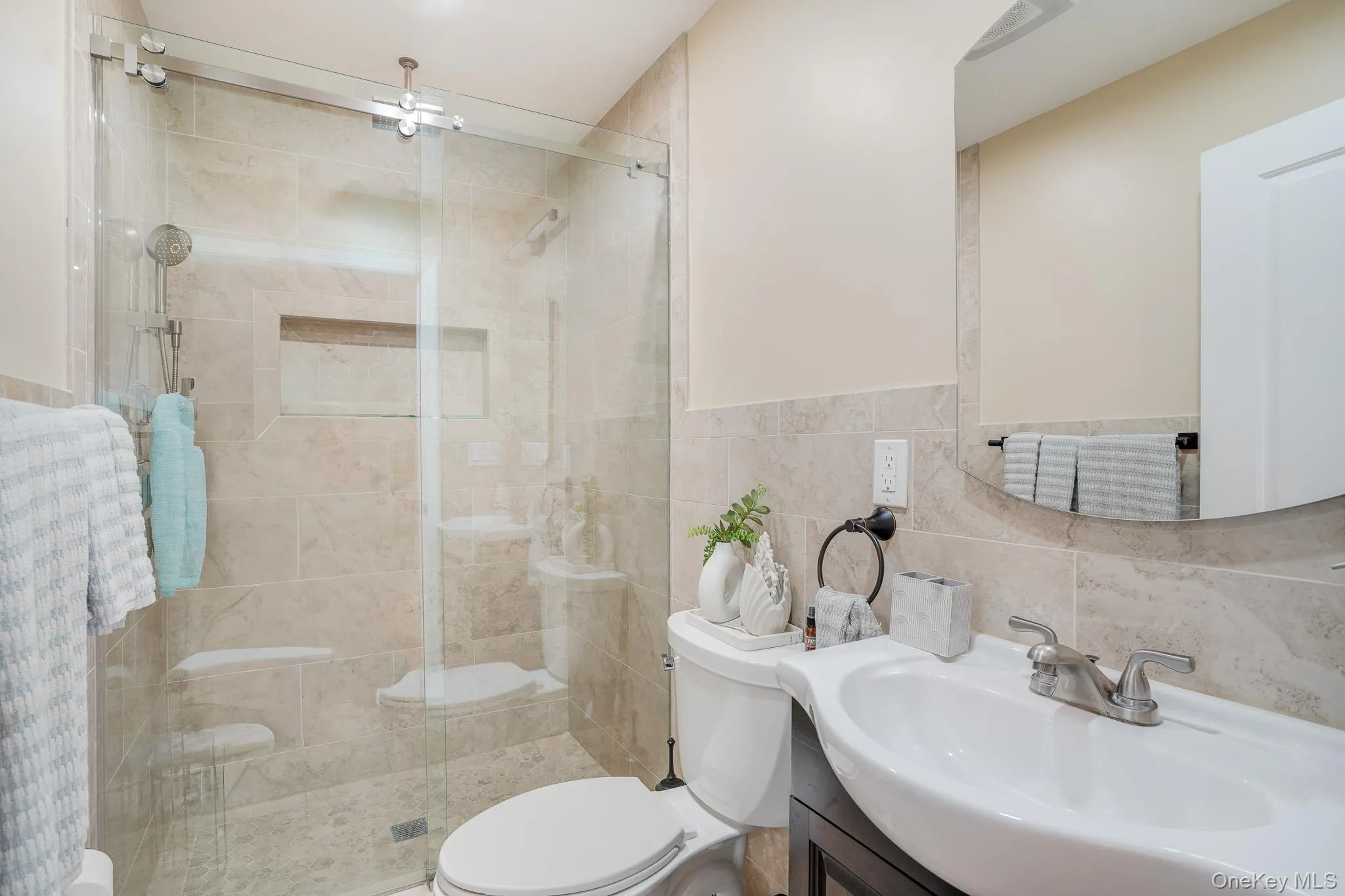 Full bathroom in the main level. Full bathroom in the main level.