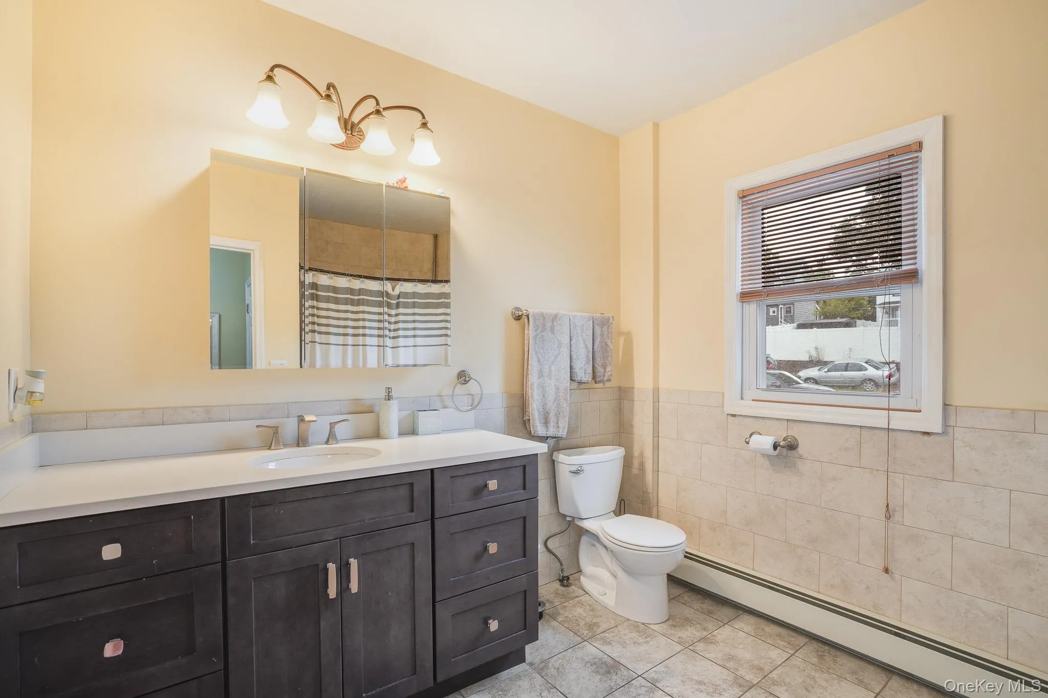 Full bathroom in the 2nd level. Full bathroom in the 2nd level.