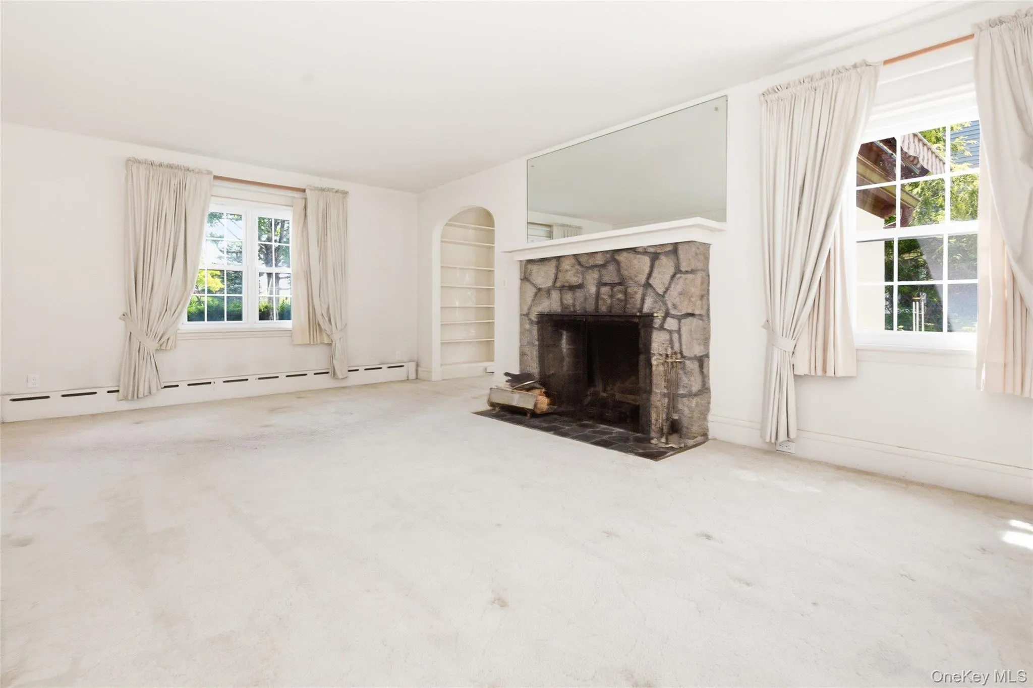 This is the living room in its current condition. This is the living room in its current condition.