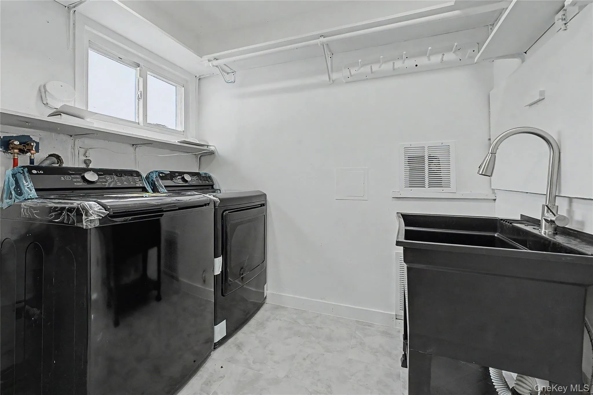 6 Regal Lane, Hempstead, NY, 4 Bedrooms Bedrooms, 7 Rooms Rooms,3 BathroomsBathrooms,Residential,For Rent,Regal,0,1022224 6 Regal Lane, Hempstead, NY, 4 Bedrooms Bedrooms, 7 Rooms Rooms,3 BathroomsBathrooms,Residential,For Rent,Regal,0,1022224