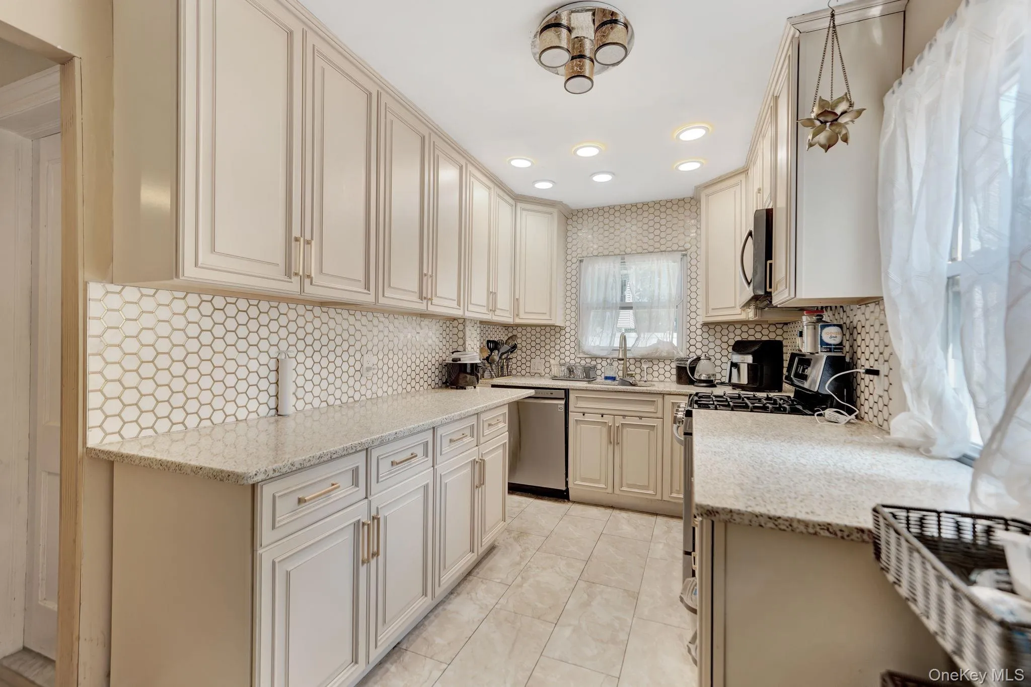 38 Lyons Street, Huntington, NY, 3 Bedrooms Bedrooms, 6 Rooms Rooms,3 BathroomsBathrooms,Residential,For Rent,Lyons,0,1022258 38 Lyons Street, Huntington, NY, 3 Bedrooms Bedrooms, 6 Rooms Rooms,3 BathroomsBathrooms,Residential,For Rent,Lyons,0,1022258