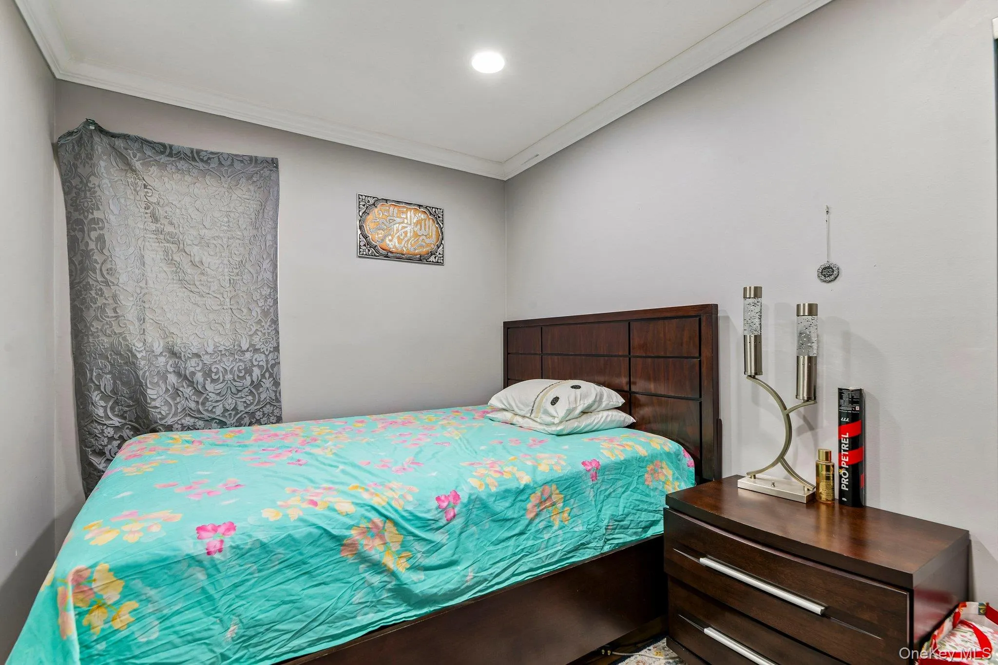 Neutral gray wall color with recessed lighting and crown molding Neutral gray wall color with recessed lighting and crown molding
