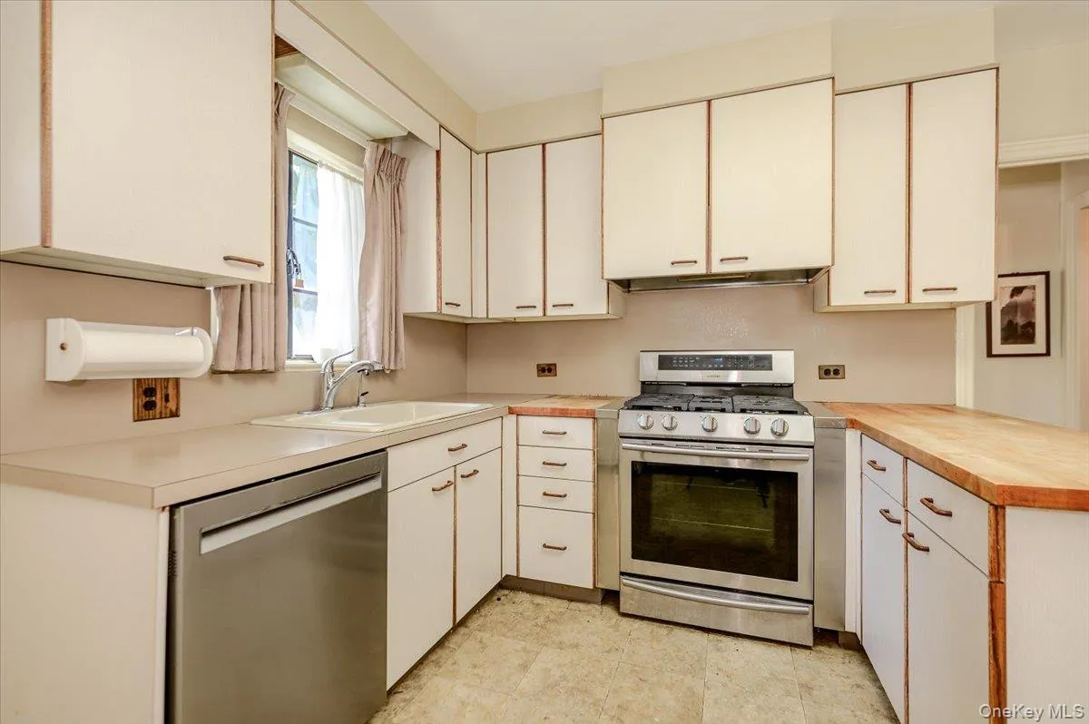 1264 Rhinelander Avenue, New York, NY, 3 Bedrooms Bedrooms, 8 Rooms Rooms,2 BathroomsBathrooms,Residential,For Rent,Rhinelander,0,1022280 1264 Rhinelander Avenue, New York, NY, 3 Bedrooms Bedrooms, 8 Rooms Rooms,2 BathroomsBathrooms,Residential,For Rent,Rhinelander,0,1022280