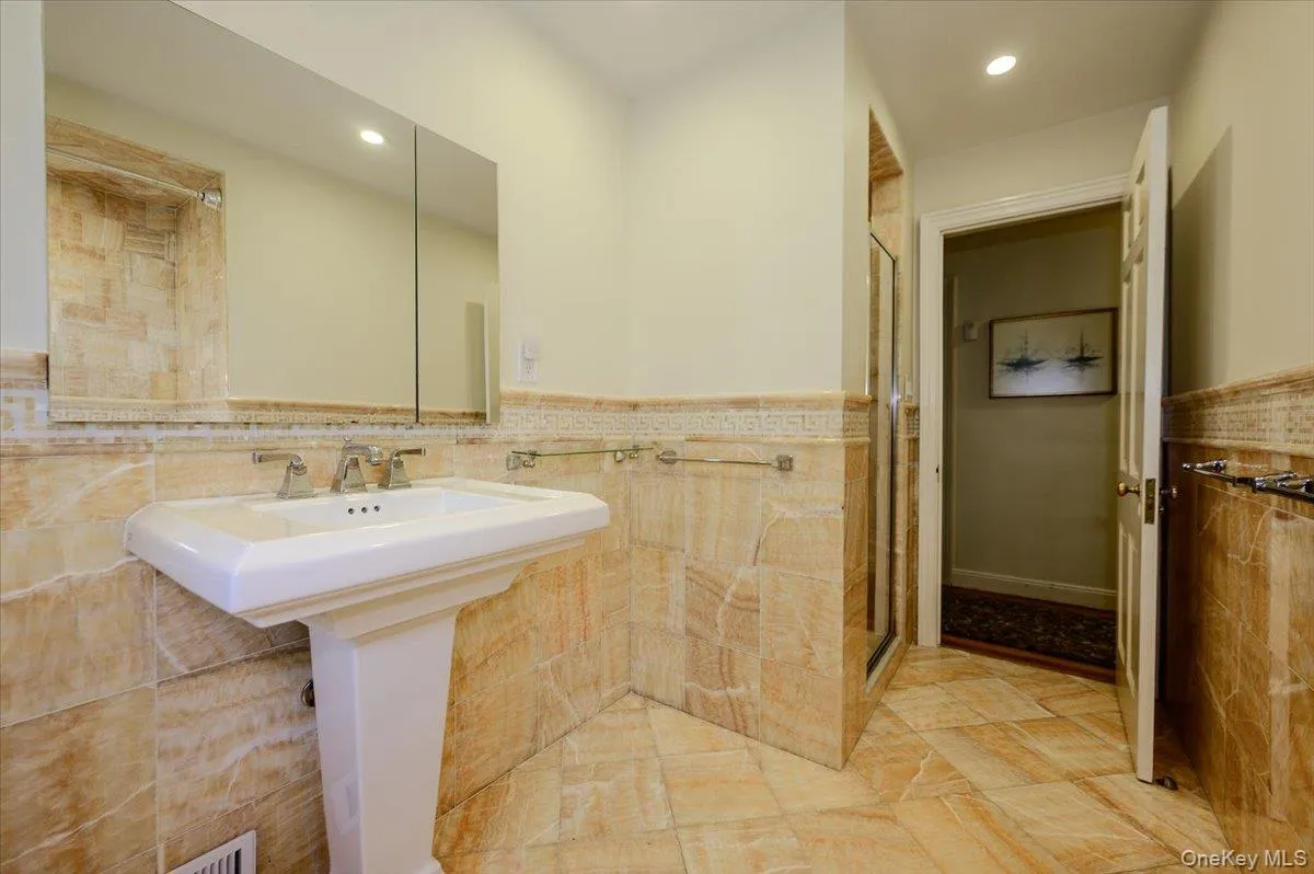 1264 Rhinelander Avenue, New York, NY, 3 Bedrooms Bedrooms, 8 Rooms Rooms,2 BathroomsBathrooms,Residential,For Rent,Rhinelander,0,1022280 1264 Rhinelander Avenue, New York, NY, 3 Bedrooms Bedrooms, 8 Rooms Rooms,2 BathroomsBathrooms,Residential,For Rent,Rhinelander,0,1022280