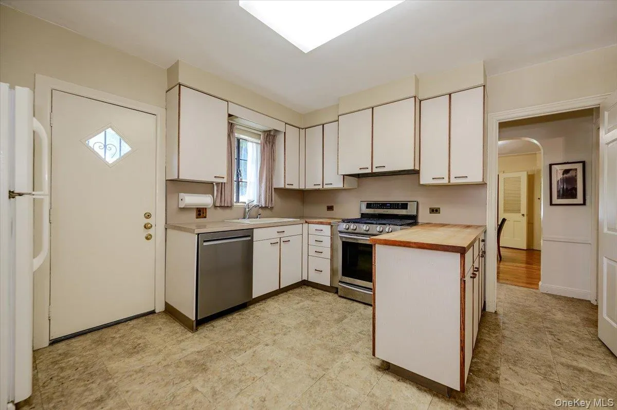 1264 Rhinelander Avenue, New York, NY, 3 Bedrooms Bedrooms, 8 Rooms Rooms,2 BathroomsBathrooms,Residential,For Rent,Rhinelander,0,1022280 1264 Rhinelander Avenue, New York, NY, 3 Bedrooms Bedrooms, 8 Rooms Rooms,2 BathroomsBathrooms,Residential,For Rent,Rhinelander,0,1022280