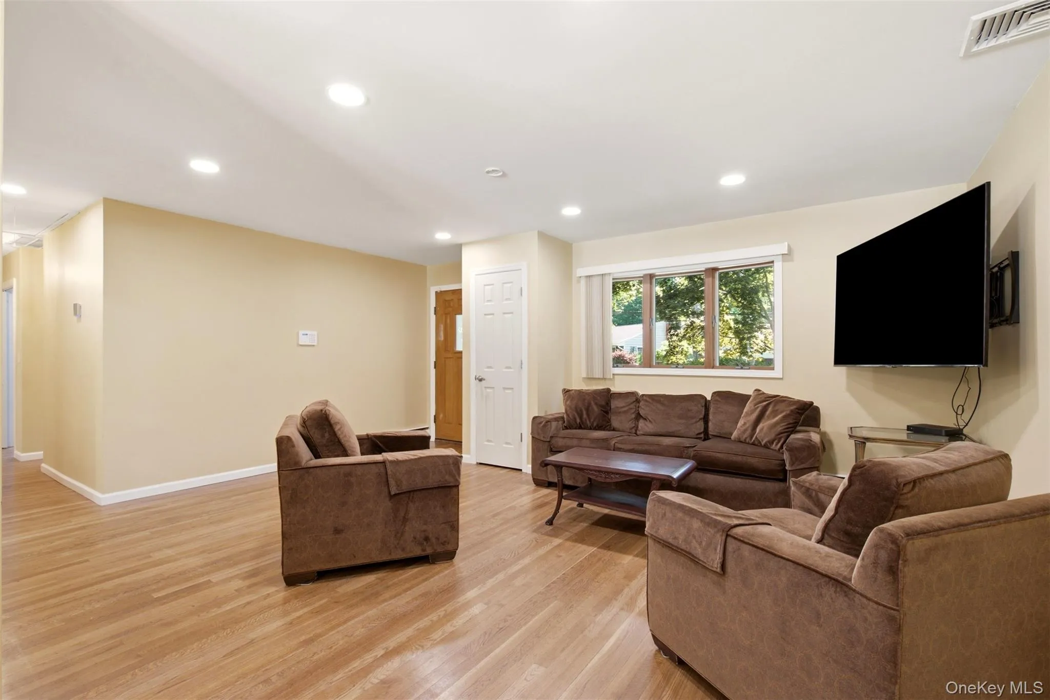 Living Room.. Living Room..