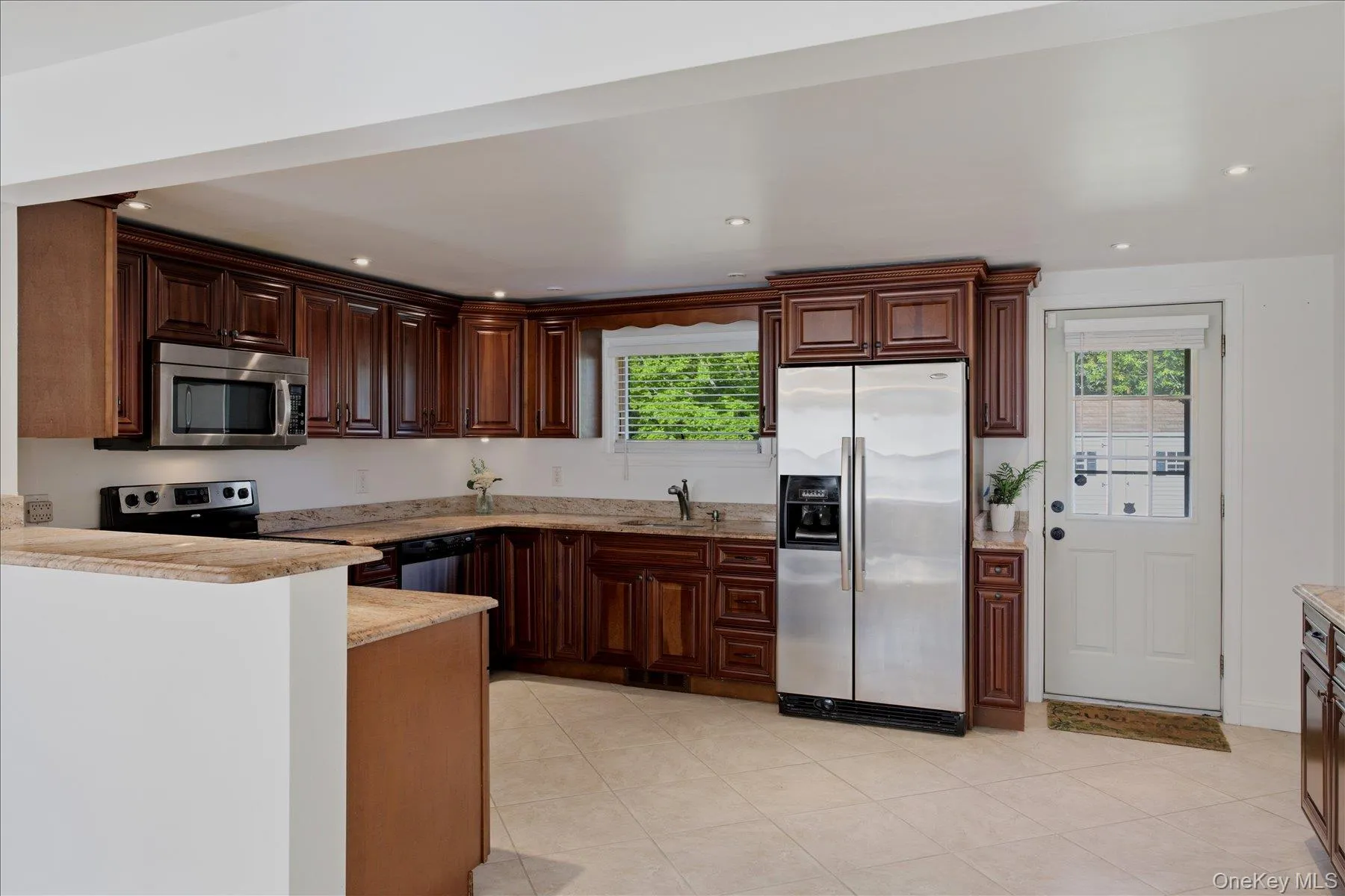 Large open concept Eat In Kitchen Large open concept Eat In Kitchen