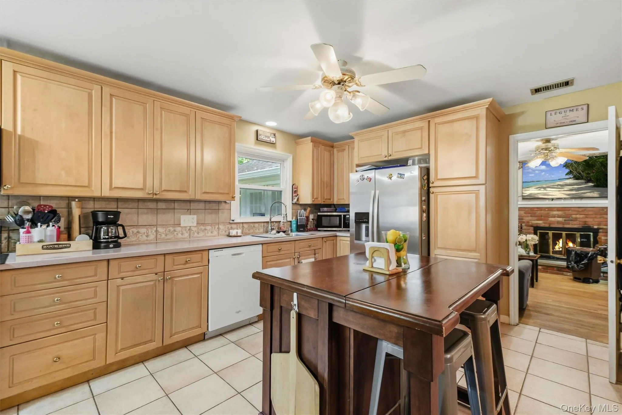 Kitchen w/ island Kitchen w/ island