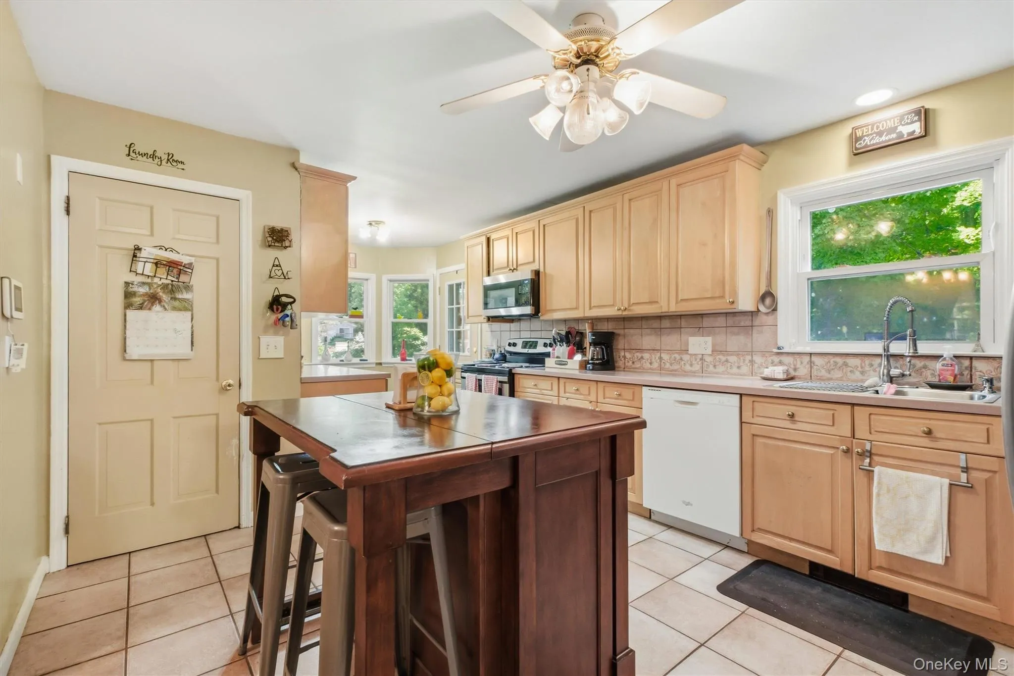 Kitchen w/ island Kitchen w/ island