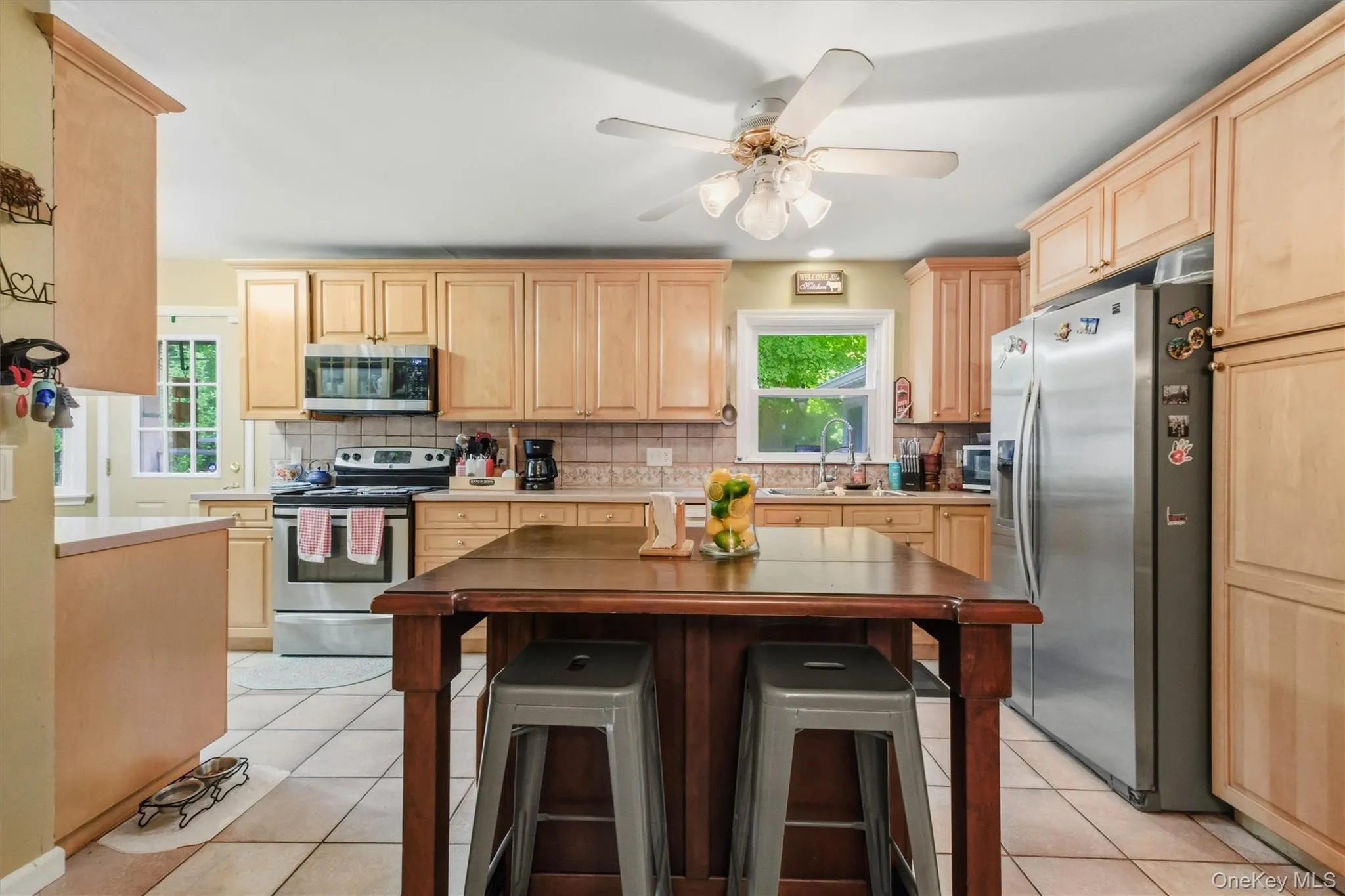 Kitchen w/ island Kitchen w/ island