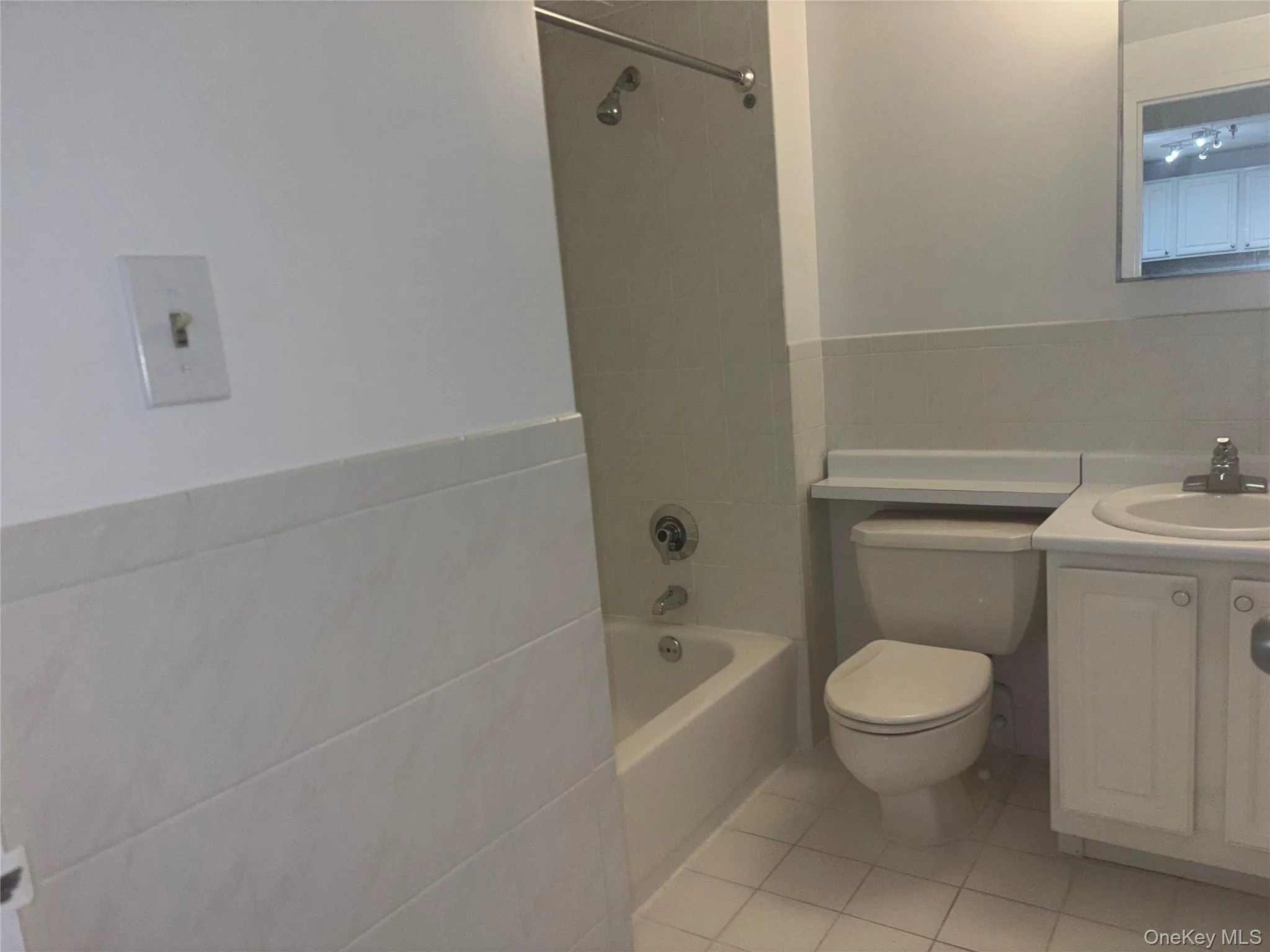 Full bath with tub Full bath with tub
