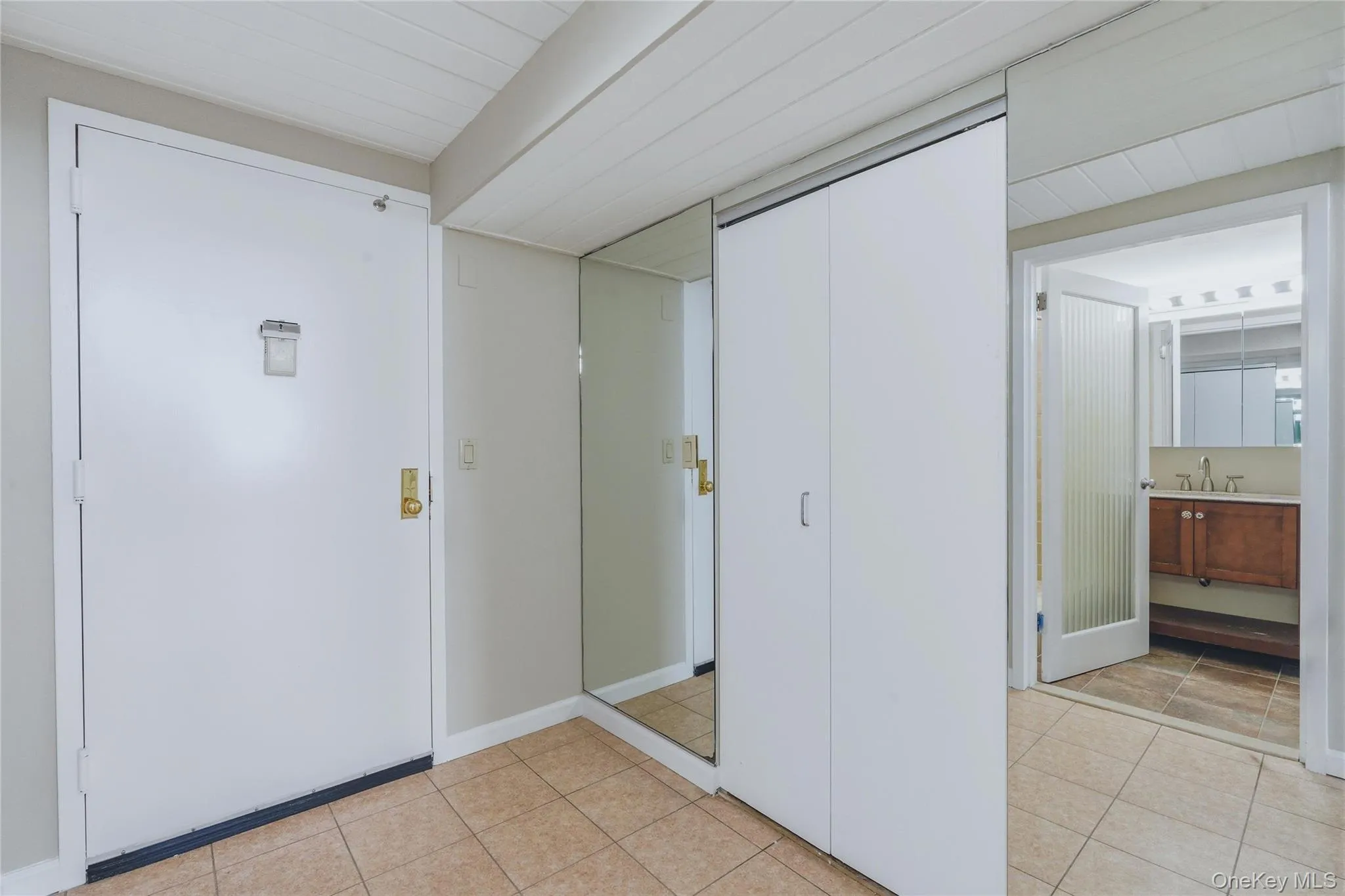 Entrance foyer with access to huge walk in closet. Entrance foyer with access to huge walk in closet.