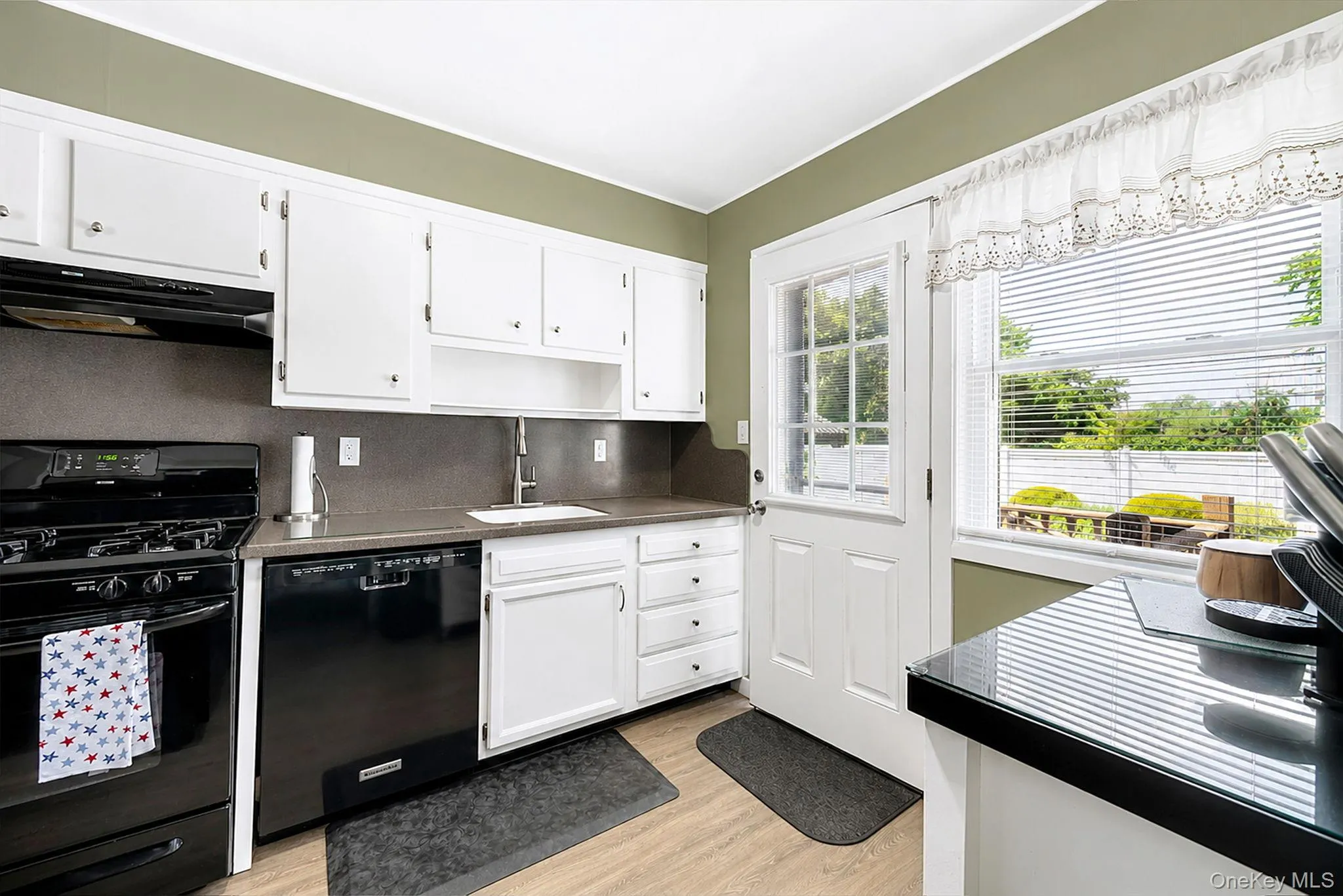 200 Whelan Place, Oyster Bay, NY, 3 Bedrooms Bedrooms, 7 Rooms Rooms,2 BathroomsBathrooms,Residential,For Rent,Whelan,0,1022444 200 Whelan Place, Oyster Bay, NY, 3 Bedrooms Bedrooms, 7 Rooms Rooms,2 BathroomsBathrooms,Residential,For Rent,Whelan,0,1022444