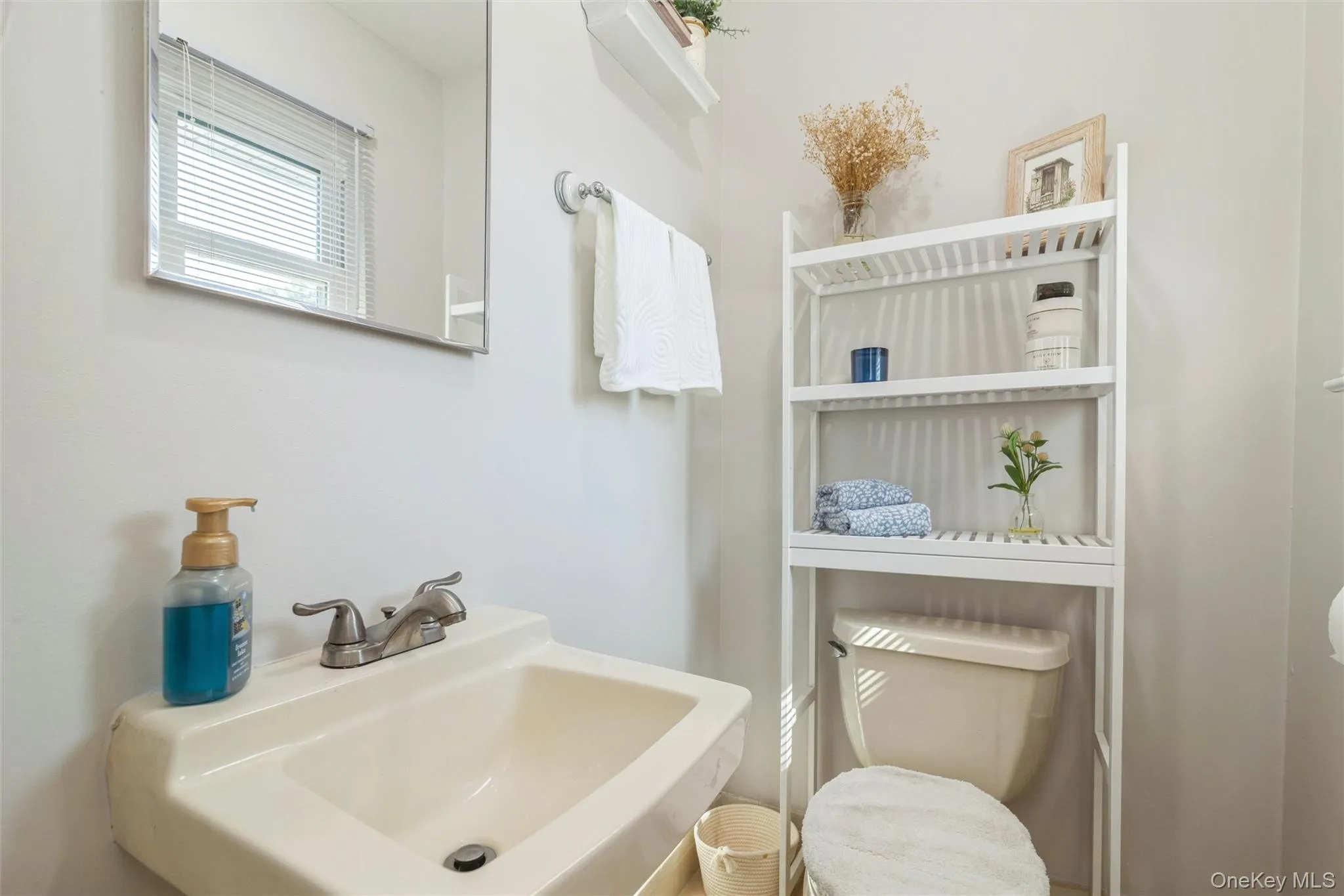 12 Oak Street, Brookhaven, NY, 3 Bedrooms Bedrooms, 7 Rooms Rooms,2 BathroomsBathrooms,Residential,For Rent,Oak,0,1022476 12 Oak Street, Brookhaven, NY, 3 Bedrooms Bedrooms, 7 Rooms Rooms,2 BathroomsBathrooms,Residential,For Rent,Oak,0,1022476
