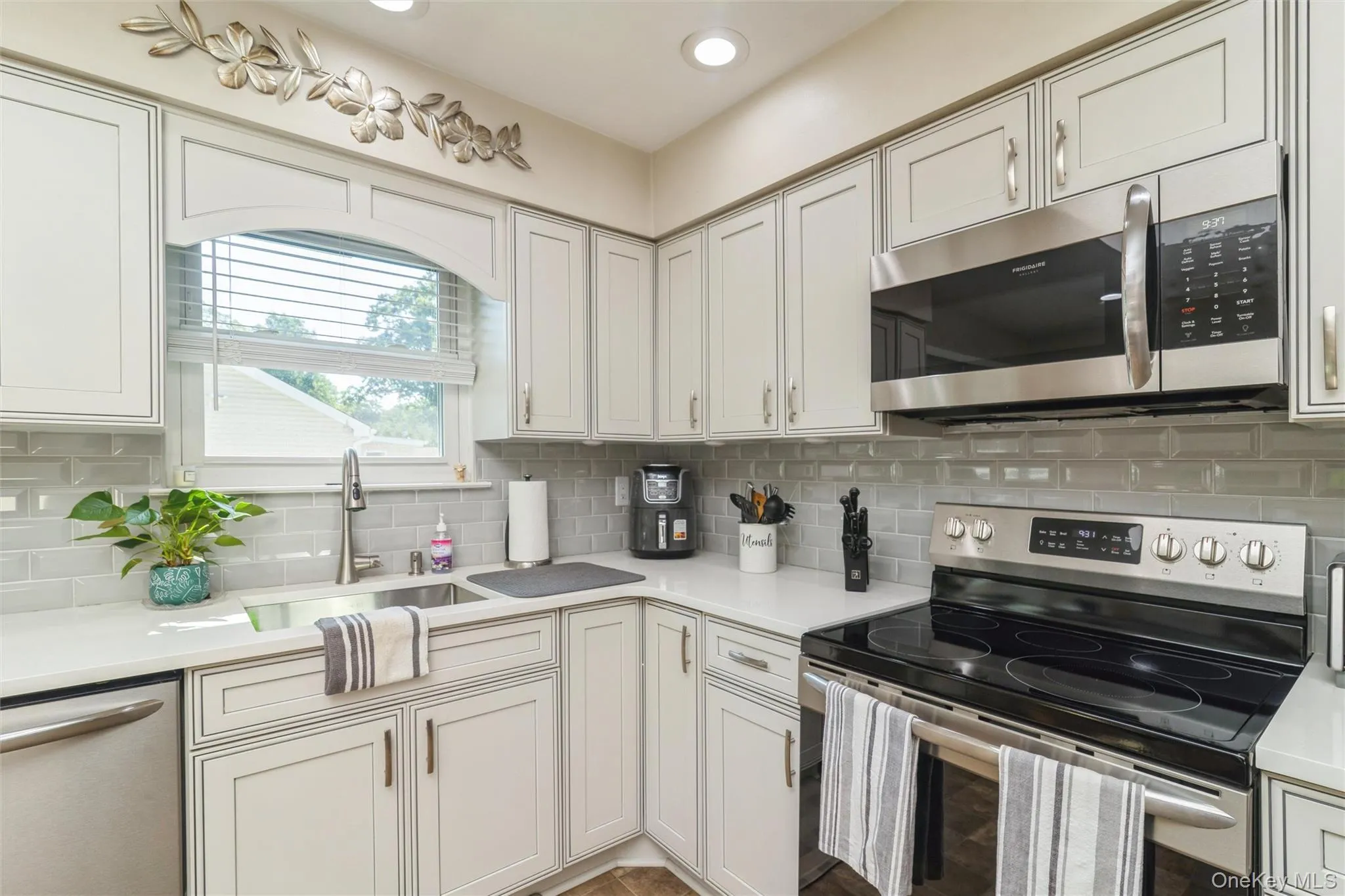 12 Oak Street, Brookhaven, NY, 3 Bedrooms Bedrooms, 7 Rooms Rooms,2 BathroomsBathrooms,Residential,For Rent,Oak,0,1022476 12 Oak Street, Brookhaven, NY, 3 Bedrooms Bedrooms, 7 Rooms Rooms,2 BathroomsBathrooms,Residential,For Rent,Oak,0,1022476