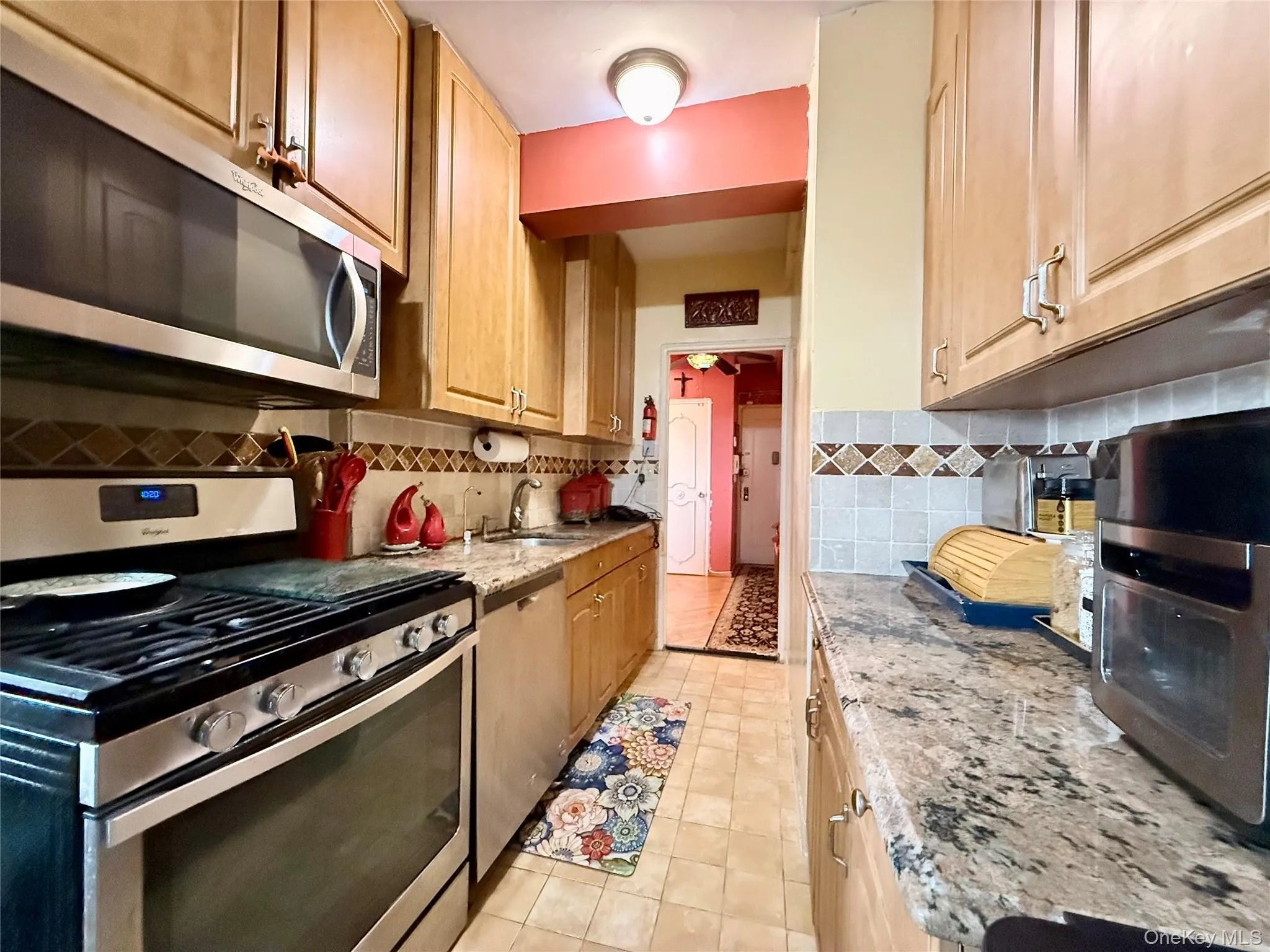 Well maintained kitchen, with light oak cabinets, granite countertop, tiled backsplash. Well maintained kitchen, with light oak cabinets, granite countertop, tiled backsplash.