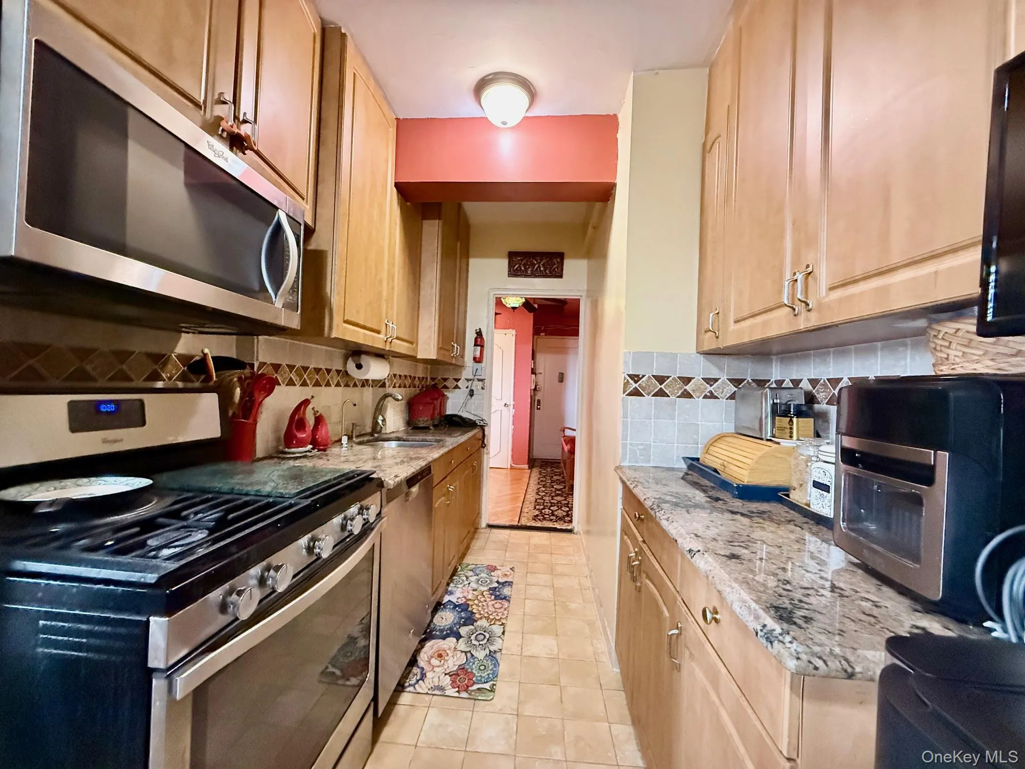 Well maintained kitchen, with light oak cabinets, granite countertop, tiled backsplash. Well maintained kitchen, with light oak cabinets, granite countertop, tiled backsplash.