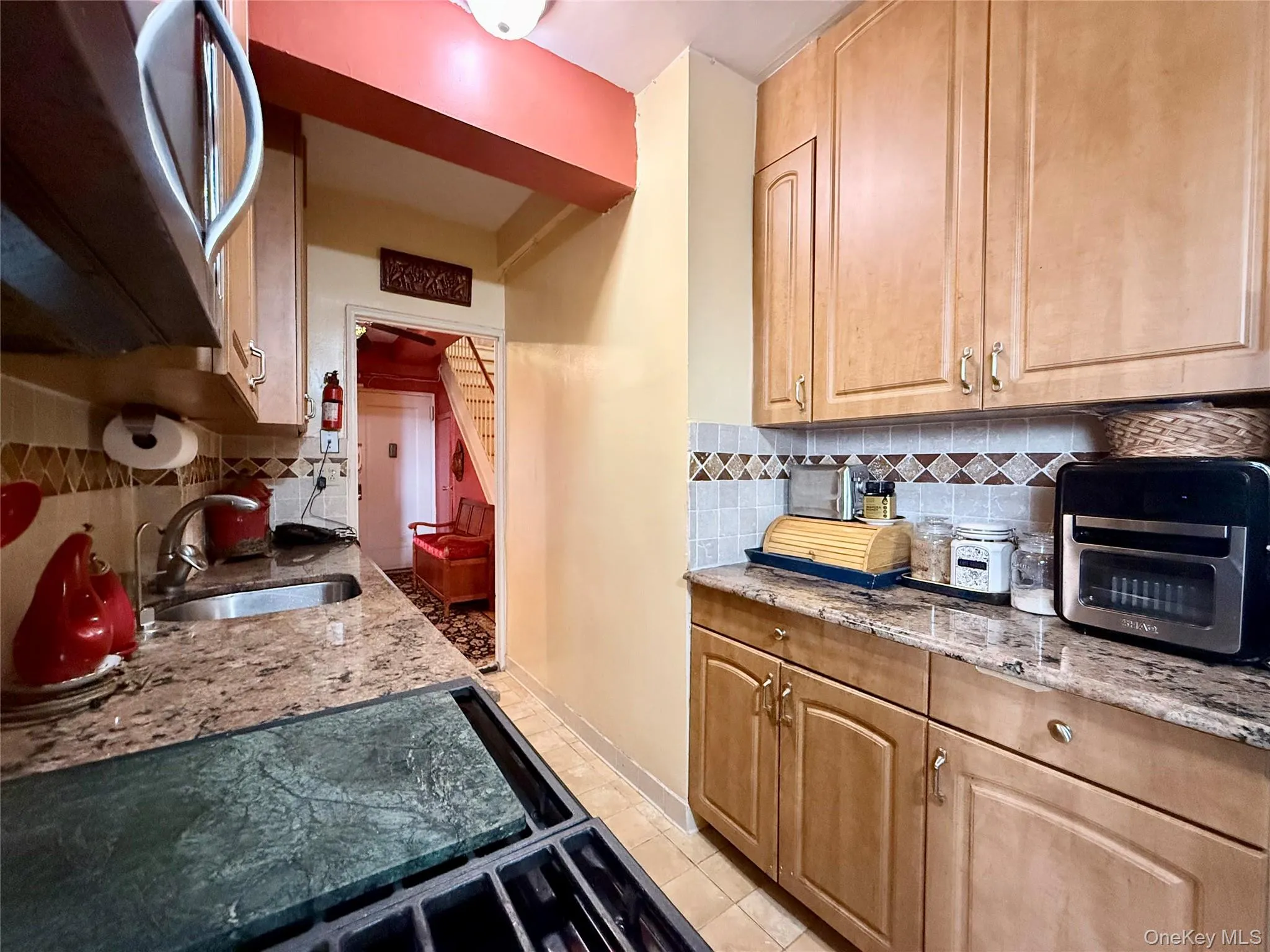 Well maintained kitchen, with light oak cabinets, granite countertop, tiled backsplash. Well maintained kitchen, with light oak cabinets, granite countertop, tiled backsplash.