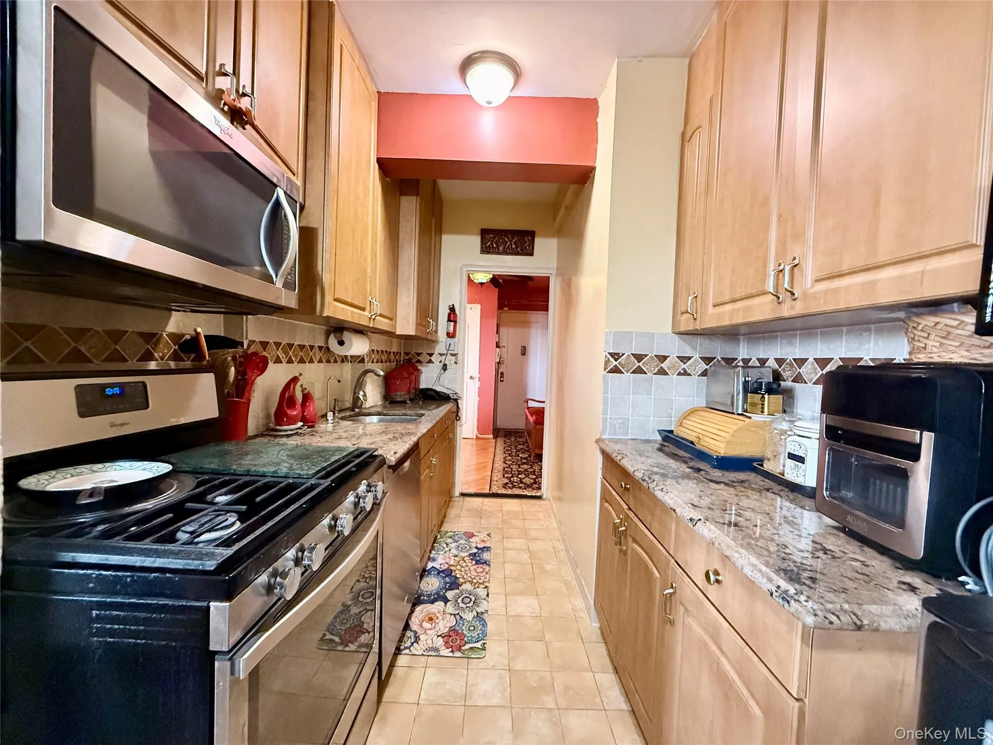 Well maintained kitchen, with light oak cabinets, granite countertop, tiled backsplash. Well maintained kitchen, with light oak cabinets, granite countertop, tiled backsplash.