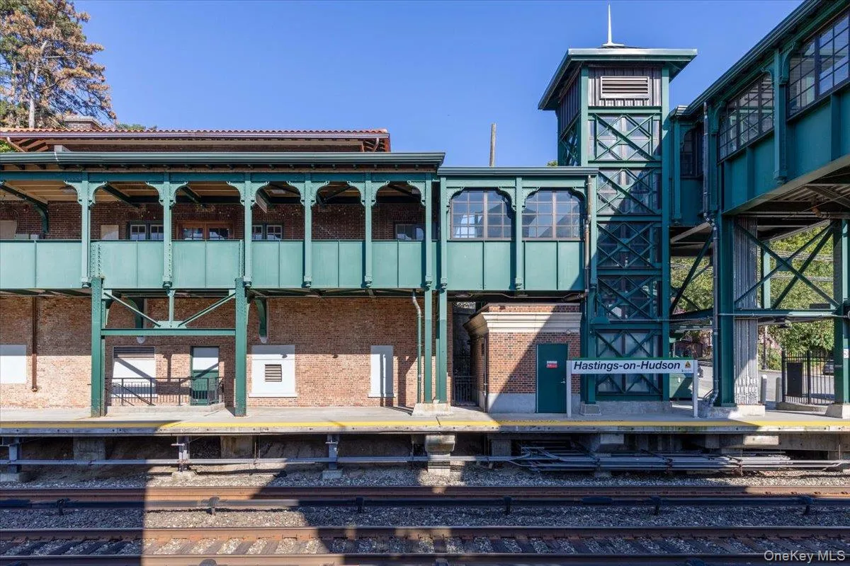 Commuter's dream, convenient, quick access to the local Metro-North station. Commuter's dream, convenient, quick access to the local Metro-North station.