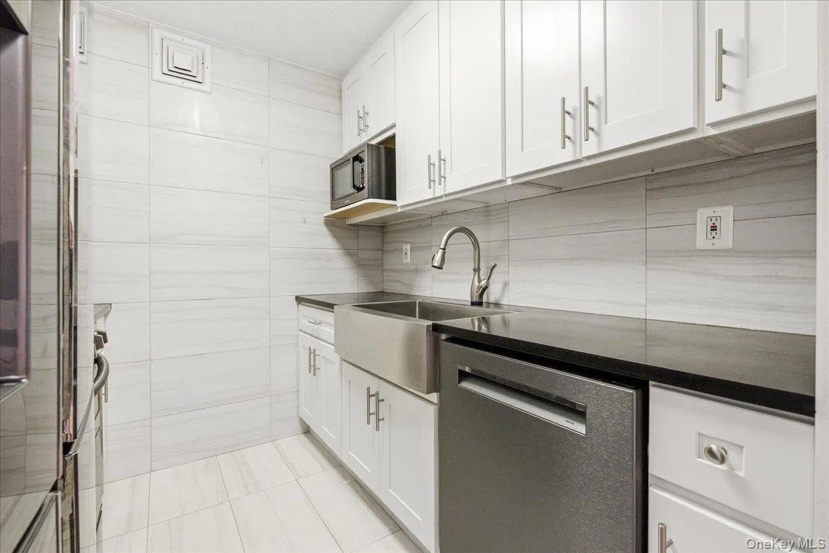118-18 Union Turnpike, New York, NY, 1 Bedroom Bedrooms, 4 Rooms Rooms,1 BathroomBathrooms,Residential,For Rent,Union,0,1022556 118-18 Union Turnpike, New York, NY, 1 Bedroom Bedrooms, 4 Rooms Rooms,1 BathroomBathrooms,Residential,For Rent,Union,0,1022556