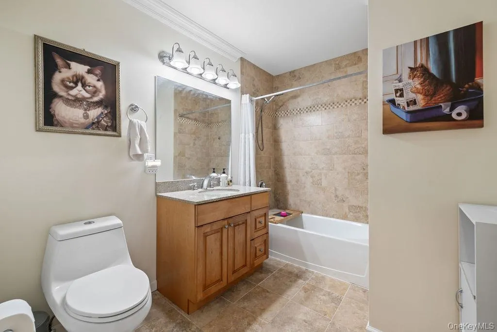Full Guest Bathroom with Tub/Shower. Full Guest Bathroom with Tub/Shower.