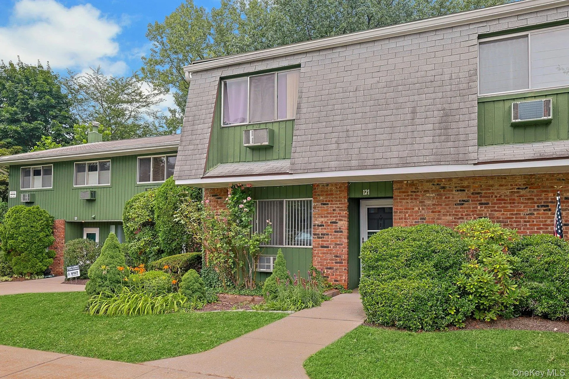 The private, landscaped entry is close to parking. The private, landscaped entry is close to parking.