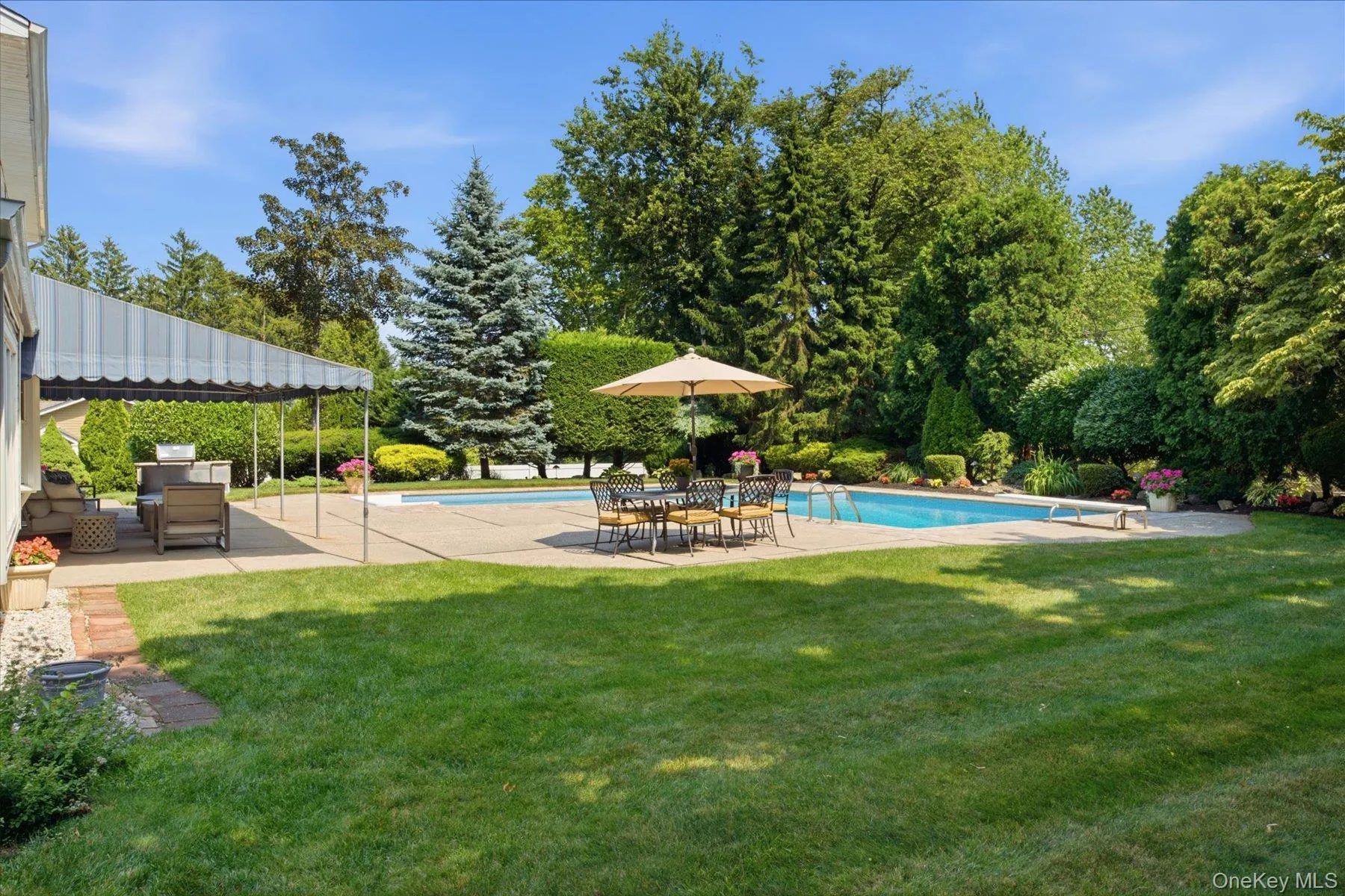 Perfect outdoor setting for dining, entertaining or relaxing Perfect outdoor setting for dining, entertaining or relaxing