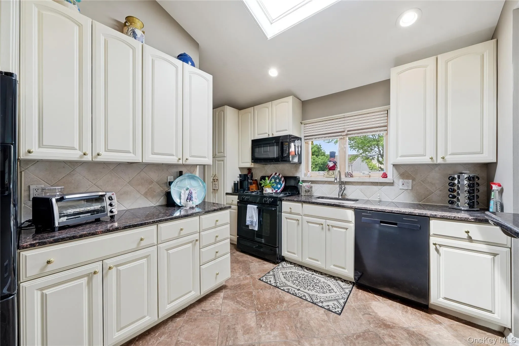 17 Mohawk Place, Oyster Bay, NY, 3 Bedrooms Bedrooms, 7 Rooms Rooms,3 BathroomsBathrooms,Residential,For Rent,Mohawk,0,1022675 17 Mohawk Place, Oyster Bay, NY, 3 Bedrooms Bedrooms, 7 Rooms Rooms,3 BathroomsBathrooms,Residential,For Rent,Mohawk,0,1022675