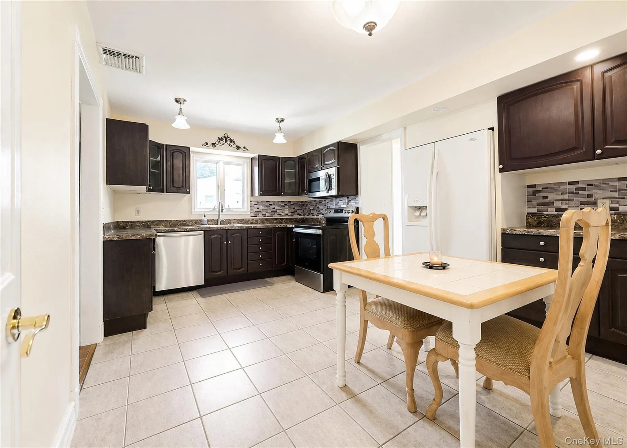 4 Royal Oak Court, Islip, NY, 5 Bedrooms Bedrooms, 13 Rooms Rooms,2 BathroomsBathrooms,Residential,For Rent,Royal Oak,0,1022684 4 Royal Oak Court, Islip, NY, 5 Bedrooms Bedrooms, 13 Rooms Rooms,2 BathroomsBathrooms,Residential,For Rent,Royal Oak,0,1022684
