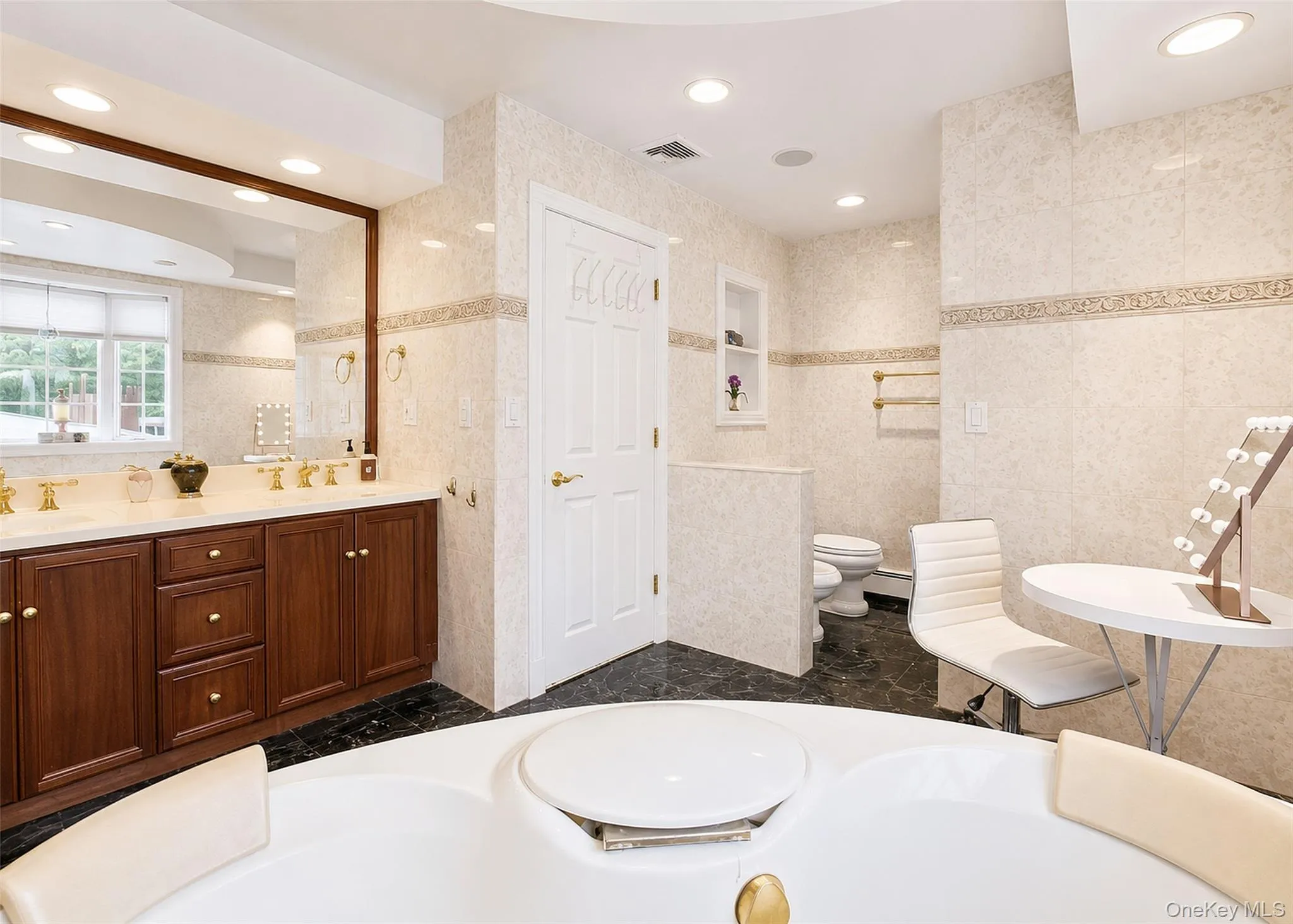 4 Royal Oak Court, Islip, NY, 5 Bedrooms Bedrooms, 13 Rooms Rooms,2 BathroomsBathrooms,Residential,For Rent,Royal Oak,0,1022684 4 Royal Oak Court, Islip, NY, 5 Bedrooms Bedrooms, 13 Rooms Rooms,2 BathroomsBathrooms,Residential,For Rent,Royal Oak,0,1022684