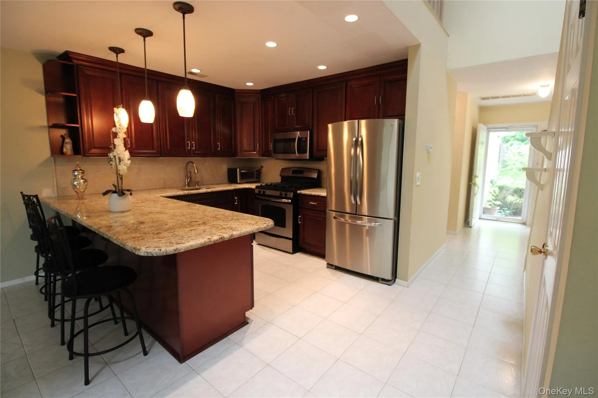 Beautifully updated kitchen with SS appliances and gorgious granite counter top Beautifully updated kitchen with SS appliances and gorgious granite counter top