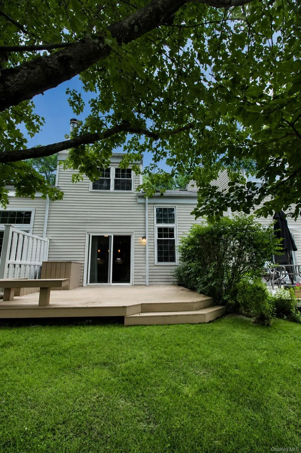 Relax on your Trex deck with built-in seating and enjoy the peaceful serenity of your surroundings. Relax on your Trex deck with built-in seating and enjoy the peaceful serenity of your surroundings.