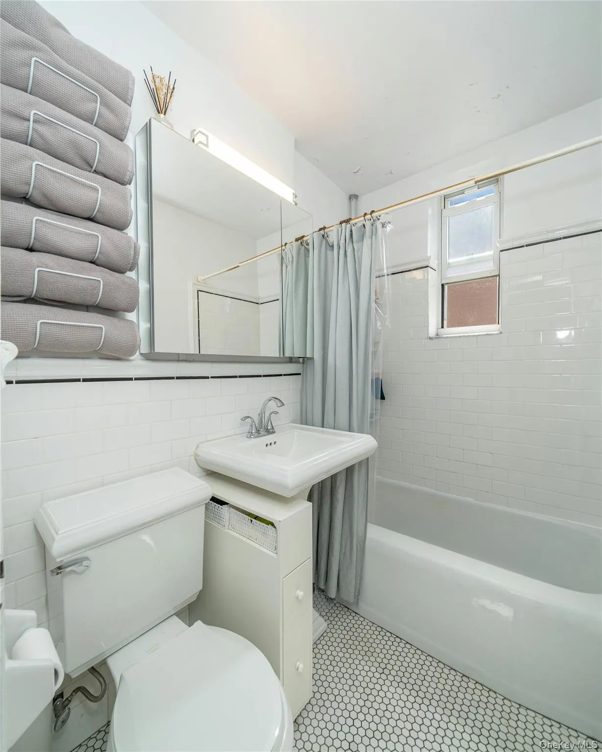 3185 Crescent Street, New York, NY, 2 Bedrooms Bedrooms, 4 Rooms Rooms,1 BathroomBathrooms,Residential,For Rent,Crescent,0,1022787 3185 Crescent Street, New York, NY, 2 Bedrooms Bedrooms, 4 Rooms Rooms,1 BathroomBathrooms,Residential,For Rent,Crescent,0,1022787