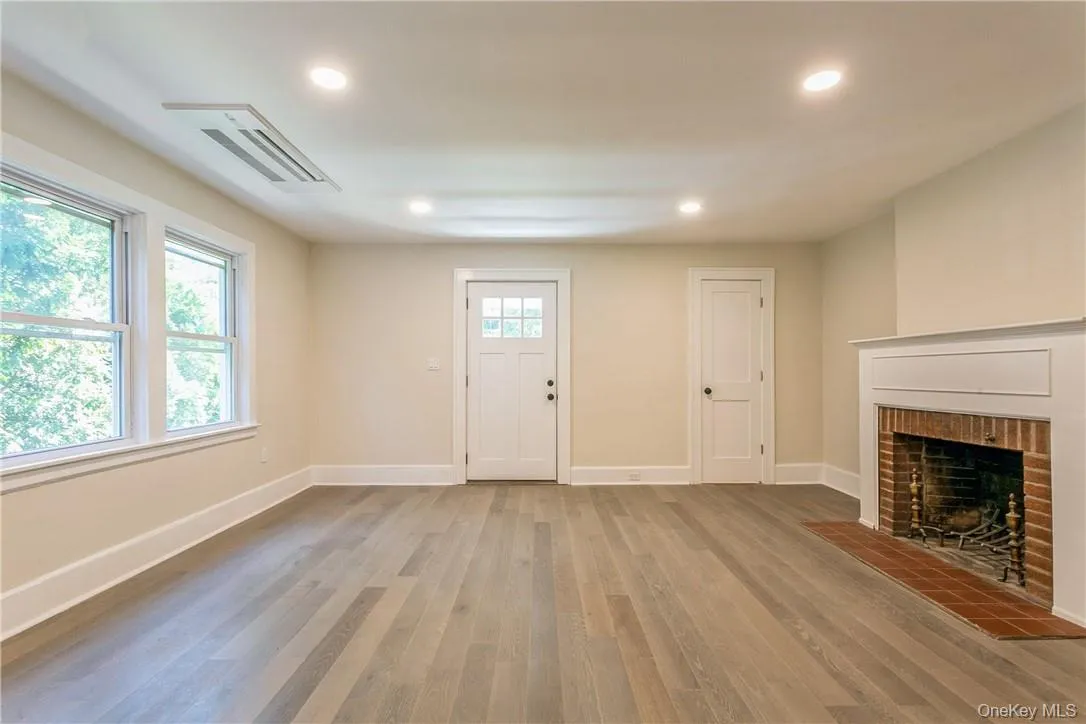 Living RM w/FP Living RM w/FP