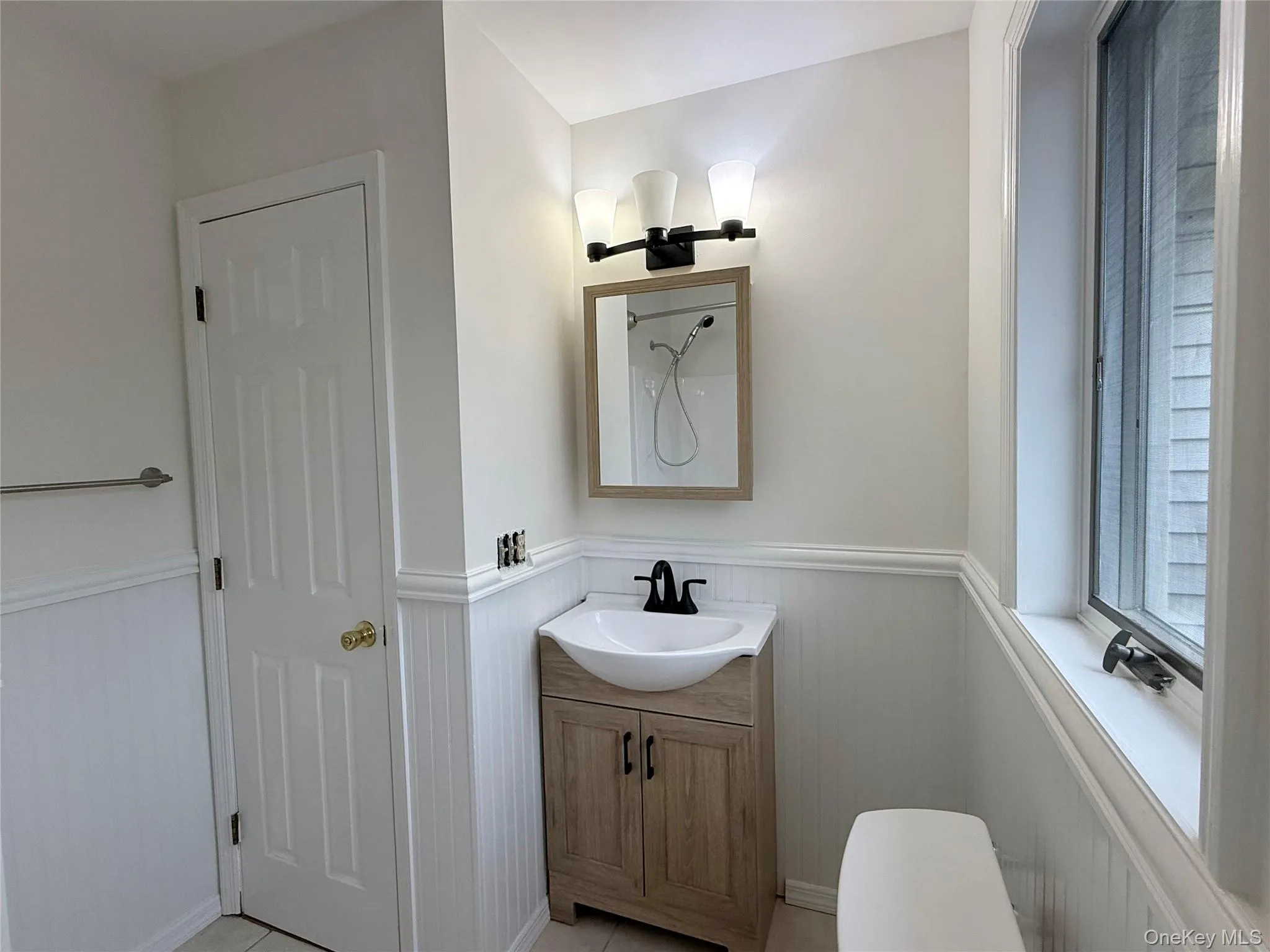 Beautifully updated full bathroom offering clean modern finishes. Beautifully updated full bathroom offering clean modern finishes.