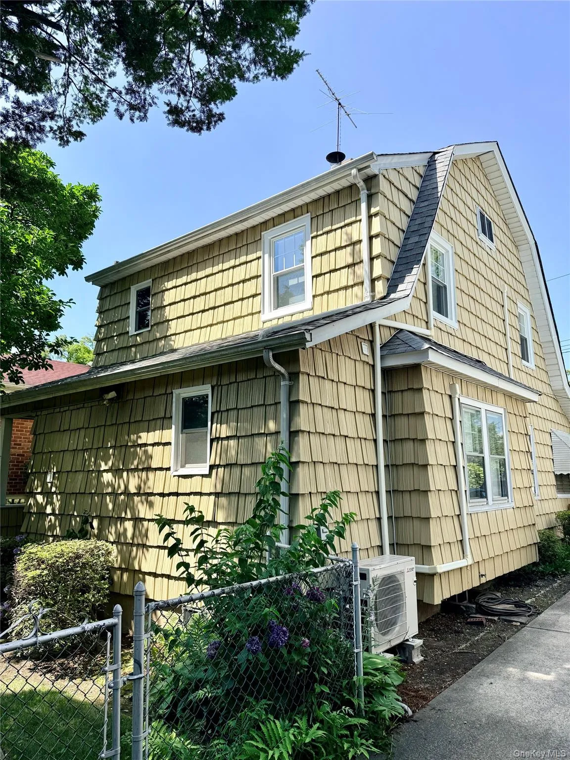 4112 Glenwood Street, New York, NY, 3 Bedrooms Bedrooms, 8 Rooms Rooms,2 BathroomsBathrooms,Residential,For Rent,Glenwood,0,1022809 4112 Glenwood Street, New York, NY, 3 Bedrooms Bedrooms, 8 Rooms Rooms,2 BathroomsBathrooms,Residential,For Rent,Glenwood,0,1022809