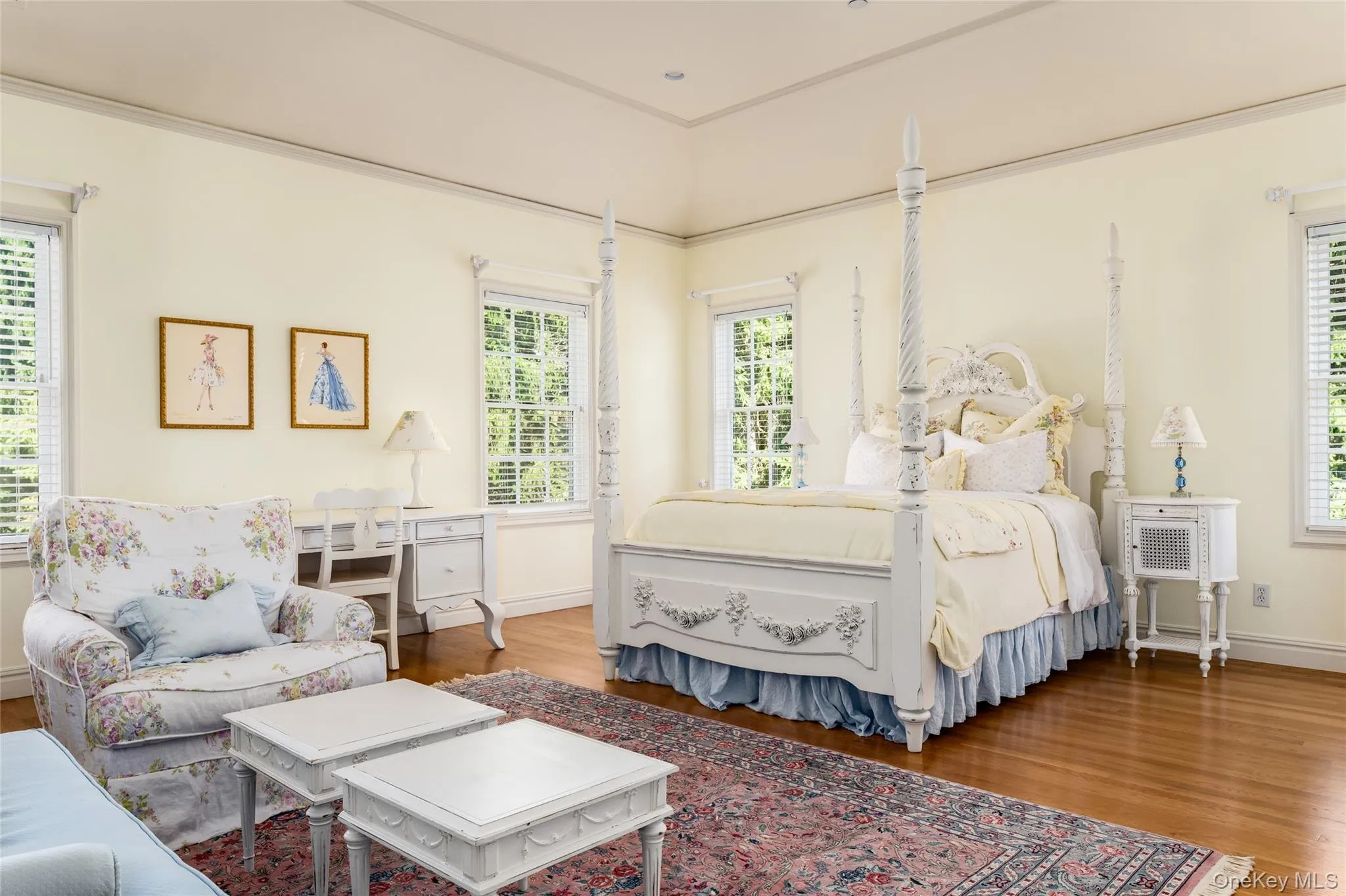 Bedroom Ensuite with isttingh rooma and walk in closets Bedroom Ensuite with isttingh rooma and walk in closets