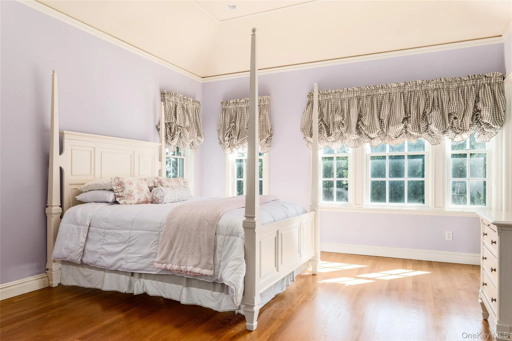 Bedroom Ensuite with tons of windows Bedroom Ensuite with tons of windows