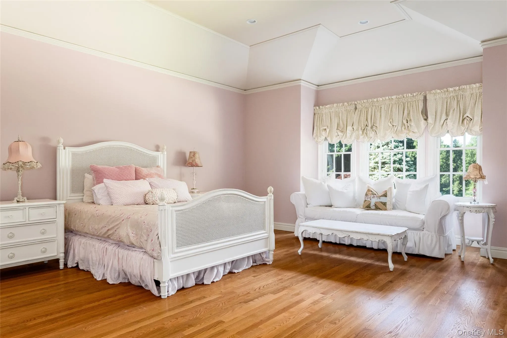 Large Bedroom SItting Room with sitting room and Ensuite Large Bedroom SItting Room with sitting room and Ensuite