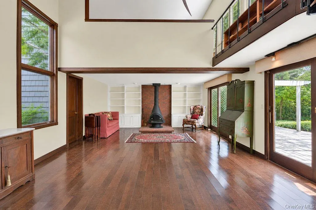 Living room with soaring ceiling Living room with soaring ceiling