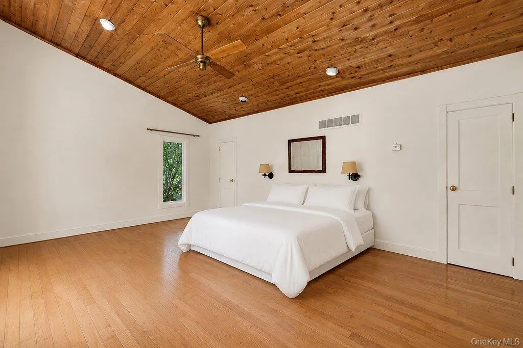 Spacious primary bedroom(virtually staged) Spacious primary bedroom(virtually staged)