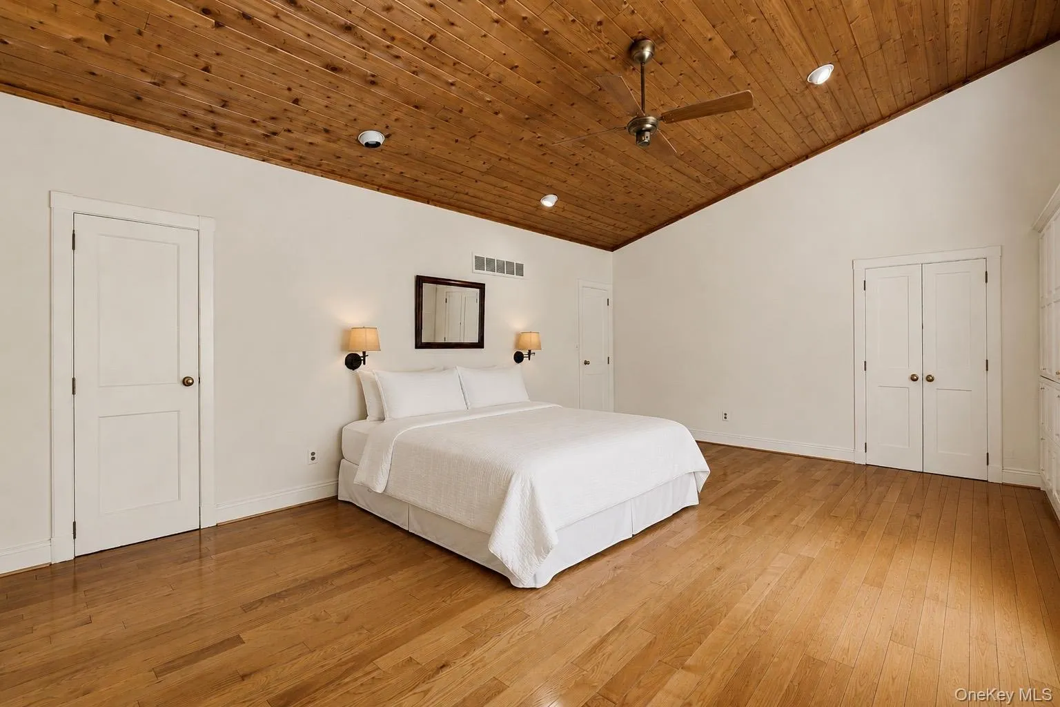 Spacious primary bedroom(virtually staged) Spacious primary bedroom(virtually staged)