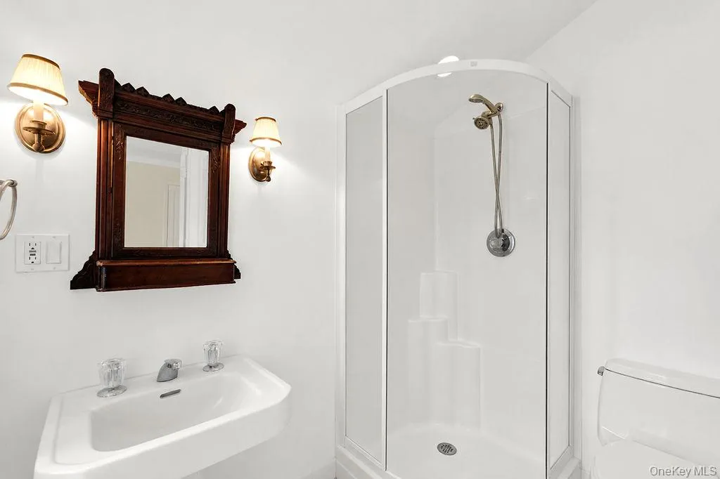 En-suite guest bath En-suite guest bath