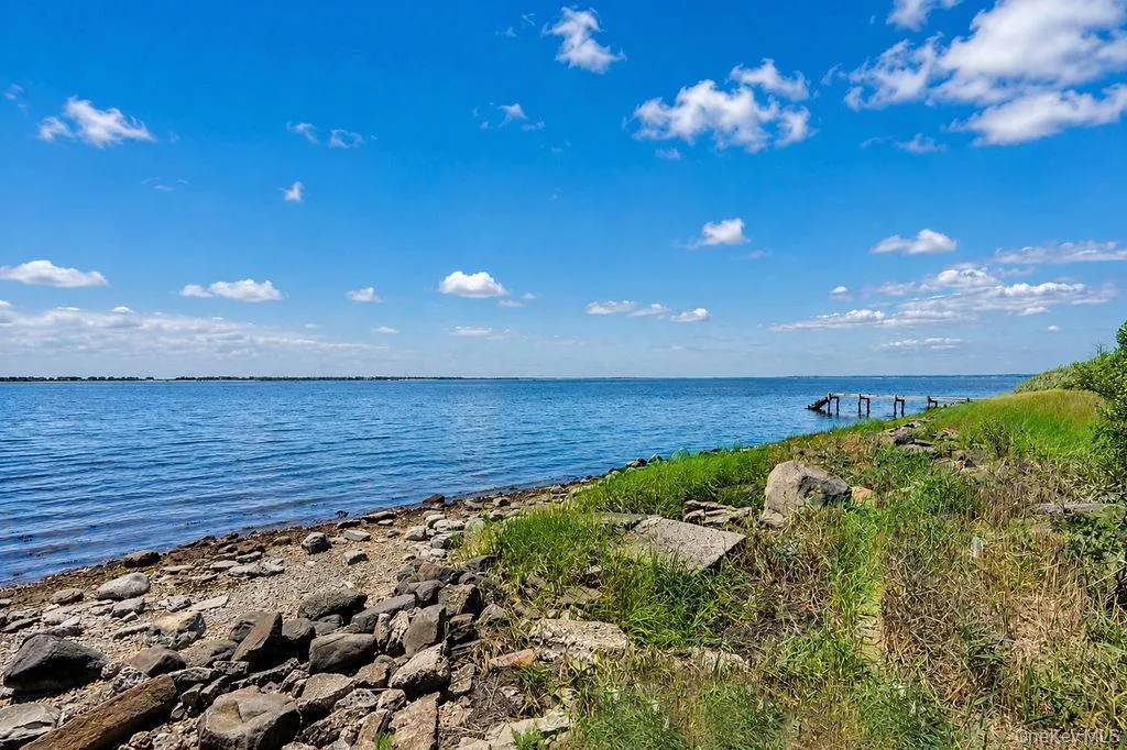 Moriches Bay access at the end of Tuthill Lane, ideal for launching kayaks and paddleboards, or simply taking in the view. Moriches Bay access at the end of Tuthill Lane, ideal for launching kayaks and paddleboards, or simply taking in the view.