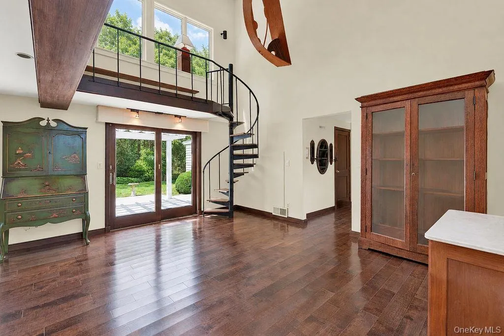Welcoming entry foyer Welcoming entry foyer