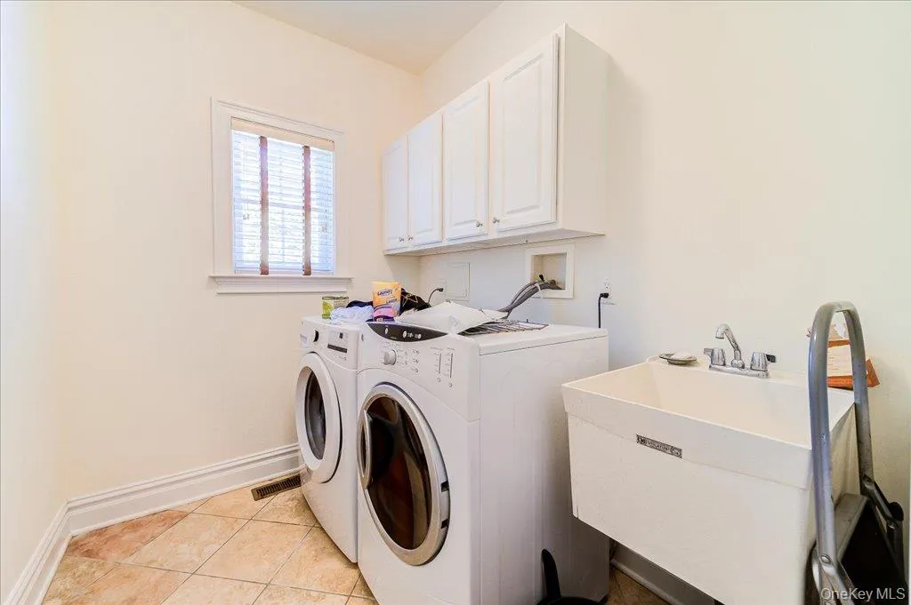 Laundry room on main level. Laundry room on main level.
