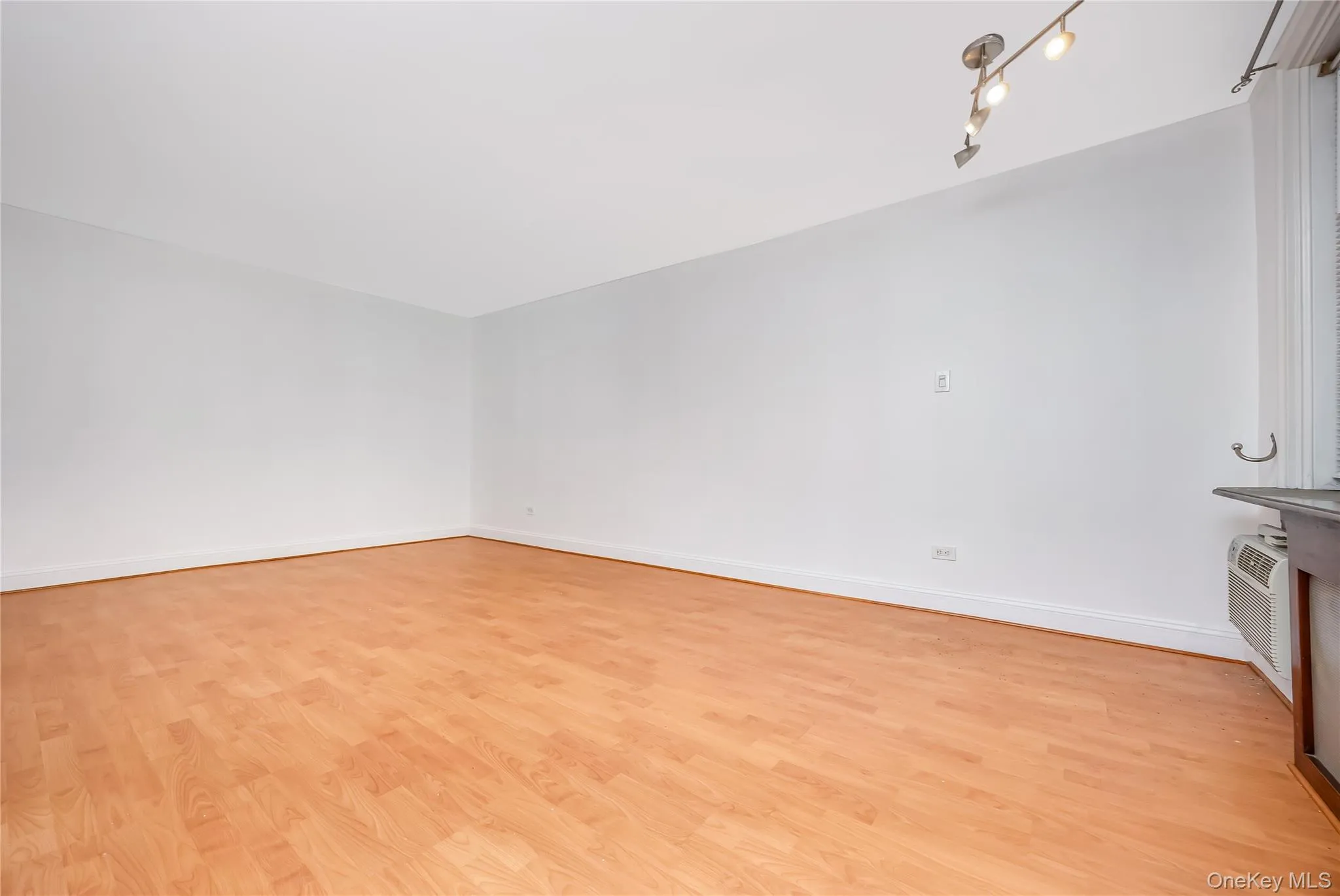 14050 Burden Crescent, New York, NY, 3 Rooms Rooms,1 BathroomBathrooms,Residential,For Rent,Burden Crescent,0,1022855 14050 Burden Crescent, New York, NY, 3 Rooms Rooms,1 BathroomBathrooms,Residential,For Rent,Burden Crescent,0,1022855