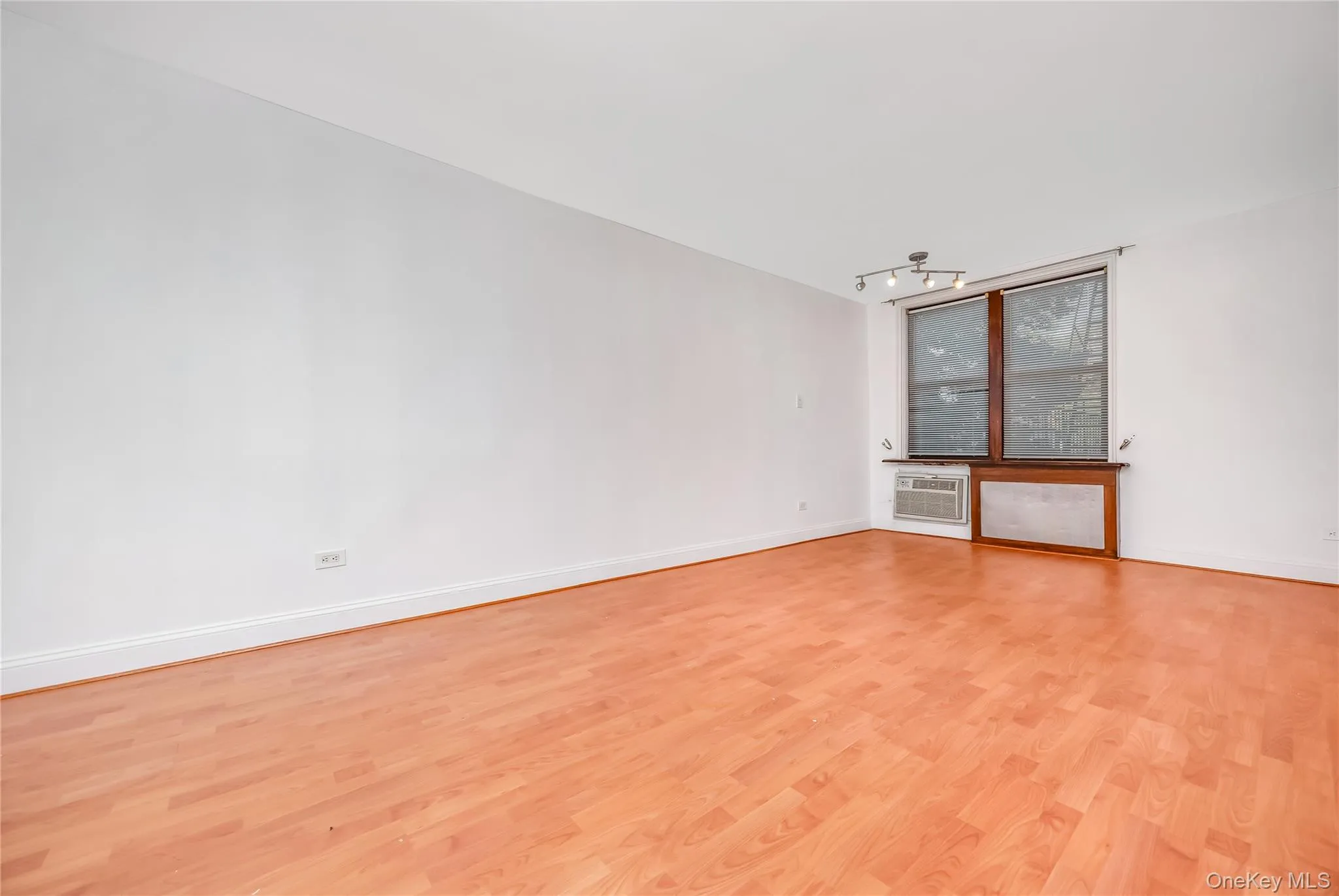 14050 Burden Crescent, New York, NY, 3 Rooms Rooms,1 BathroomBathrooms,Residential,For Rent,Burden Crescent,0,1022855 14050 Burden Crescent, New York, NY, 3 Rooms Rooms,1 BathroomBathrooms,Residential,For Rent,Burden Crescent,0,1022855