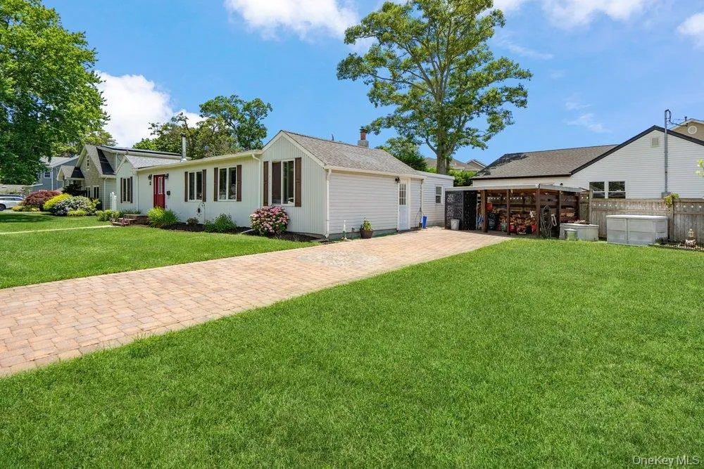 76 Alton Road, Babylon, NY, 3 Bedrooms Bedrooms, 6 Rooms Rooms,1 BathroomBathrooms,Residential,For Rent,Alton,0,1022875 76 Alton Road, Babylon, NY, 3 Bedrooms Bedrooms, 6 Rooms Rooms,1 BathroomBathrooms,Residential,For Rent,Alton,0,1022875